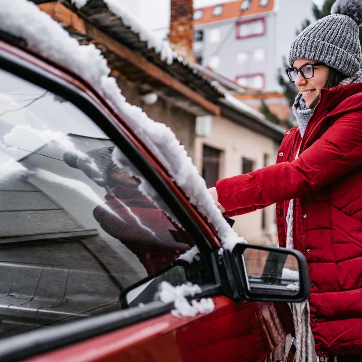 Von innen eingefrorene Auto-Scheibe im Winter – das hilft