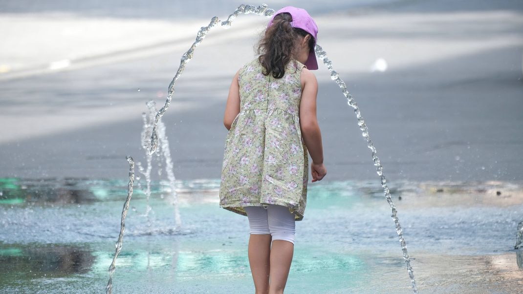 Ende August sollen die Temperaturen in Deutschland noch mal ordentlich steigen, da tut eine Abkühlung mit Wasser besonders gut (Symbolbild).