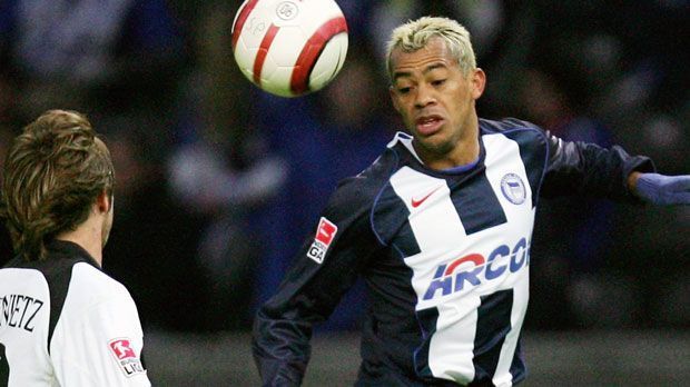 
                <strong>Hertha BSC (14 Spieler aus Brasilien)</strong><br>
                Hertha BSC (14 Spieler aus Brasilien): In Berlin gab es unter den bislang 14 Brasilianern kaum einen, der durchschnittlich war. Entweder dem Hauptstadt-Klub gelang ein Transfer-Coup wie bei Marcelinho, der für viele Jahre das Spiel der Herthaner prägte. Oder die Verantwortlichen lagen voll daneben, wie bei Luizao, der mit der Referenz eines Weltmeistertitels nach Berlin kam - aber nie überzeugte. Im aktuellen Kader steht mit Ronny ein Brasilianer. Er gehört - abgesehen von einem überragenden Zweitliga-Jahr - eher in die Kategorie Flop und spielt nur noch eine Nebenrolle.
              