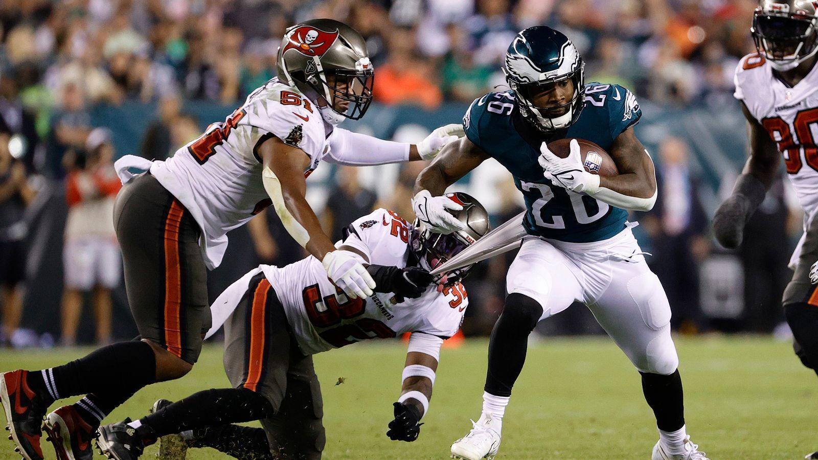 
                <strong>Philadelphia Eagles at Tampa Bay Buccaneers - Sonntag ab 19 Uhr auf ProSieben</strong><br>
                Zugegeben: Es fällt schwer, den Eagles eine ernsthafte Chance bei den Bucs einzuräumen. Wenn es offensiv eine Möglichkeit gibt, der erfahrenen Tampa-Defense weh zu tun, dann durch das variable Laufspiel. So strahlt auch Quarterback Jalen Hurts immer wieder Gefahr aus, wenn man es nicht schafft, ihn per Tackle zu Boden zu kriegen. Die Buccaneers werden zwar einige Spieler wie Leonard Fournette und Lavonte David wieder zur Verfügung haben, die Frage ist allerdings, wie fit die Rückkehrer schon sind. Außerdem hat Brady mit Chris Godwin und Antonio Brown wichtige Waffen verloren. Das macht es der Eagles-Defense leichter, sich auf Gronk und Mike Evans zu konzentrieren. Wenn am Sonntag alles passt, könnten die Eagles tatsächlich den Upset schaffen. Sonntag, ab 19 Uhr live auf ProSieben und ran.de!
              