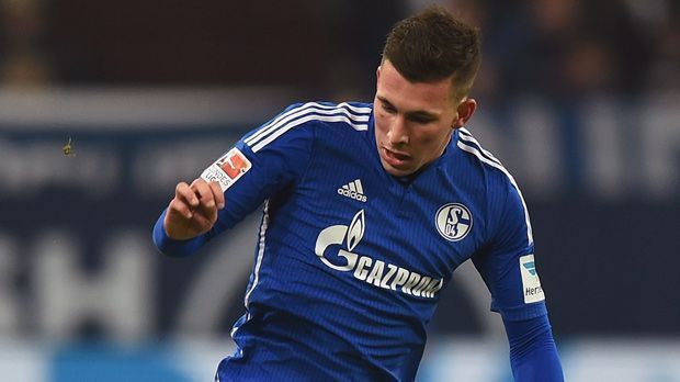 
                <strong>Pierre-Emile Höjbjerg</strong><br>
                Pierre-Emile Höjbjerg: Die Leihgabe des FC Bayern war zwar am Ball gewohnt stark, verpasste dabei jedoch des Öfteren den entscheidenden Zeitpunkt zum Abspiel. Deshalb erntete er vom Schalker Publikum teilweise Pfiffe. Nach hartem Einsteigen gegen Alaba sah er zudem Gelb. ran-Note: 4.
              