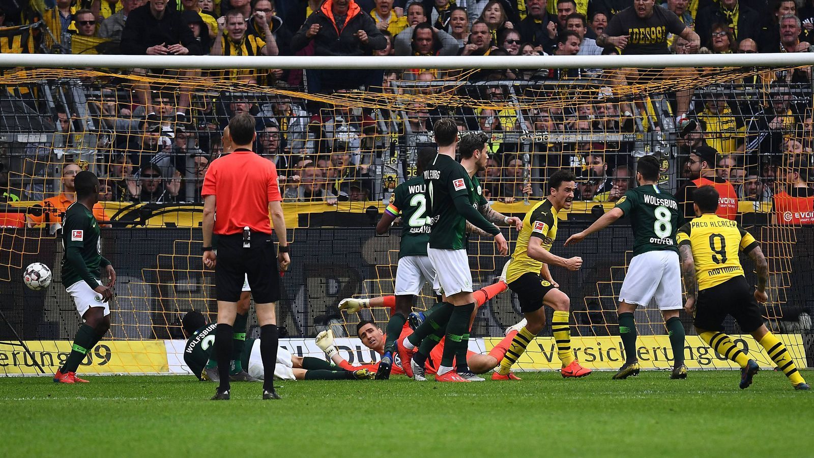 
                <strong>Paco Alcacer: Der Rekordmann der 90. Minute</strong><br>
                Dortmunds Paco Alcacer (re., Nr. 9) drückte dem BVB-Spiel am 27. Spieltag mal wieder entscheidend seinen Stempel auf. Der Spanier erzielte beim hart erkämpften 2:0-Sieg über den VfL Wolfsburg beide Treffer. Den Führungstreffer besorgte Alcacer erst in der 90. Minute per Freistoß und stellte damit einen Bundesliga-Rekord auf! Denn für den Dortmunder Torjäger war es bereits das fünfte Saisontor in der 90. Minute. So oft wie er, hat noch kein anderer Bundesliga-Profi innerhalb einer Spielzeit in der allerletzten Minute der regulären Spielzeit getroffen. (Quelle: Optafranz/twitter)
              