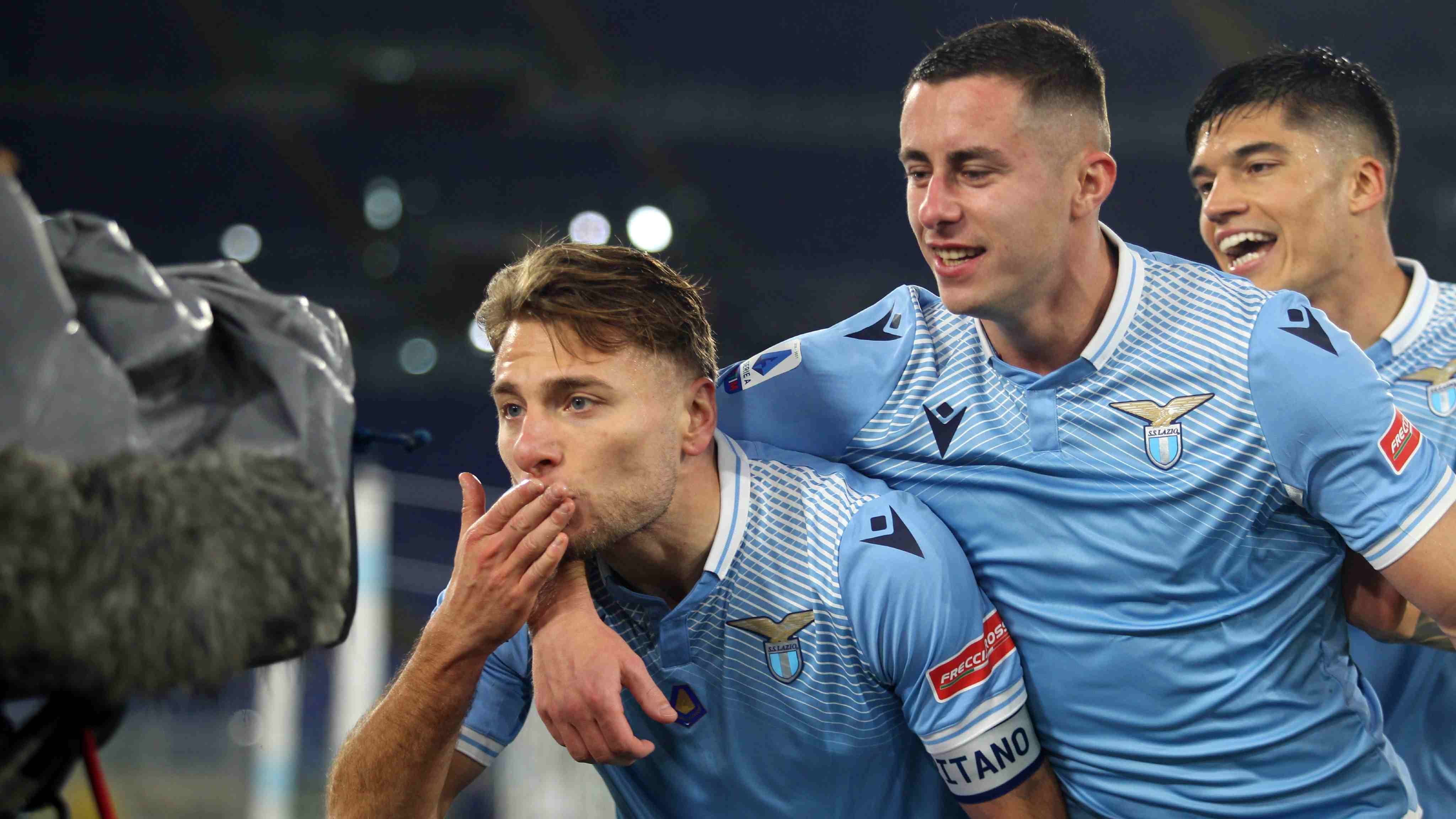 
                <strong>Tore: Ciro Immobile</strong><br>
                In bislang 452 Pflichtspielen gelangen dem Italiener in seiner Karriere 262 Tore. Alleine in dieser Saison erzielte er wettbewerbsübergreifend 19 Tore und ist einer der Hauptgründe dafür, dass die Römer trotz begrenzter Mittel in Italien und Europa eine eindrucksvolle Saison hinlegen. In der vergangenen Saison übertrumpfte er Robert Lewandowski sogar, als er dem Bayern-Star die Auszeichnung des besten Torschützen in Europa vor der Nase wegschnappte. Damals gelangen ihm in der Serie A unfassbare 35 Tore in 36 Saisonspielen. 
              