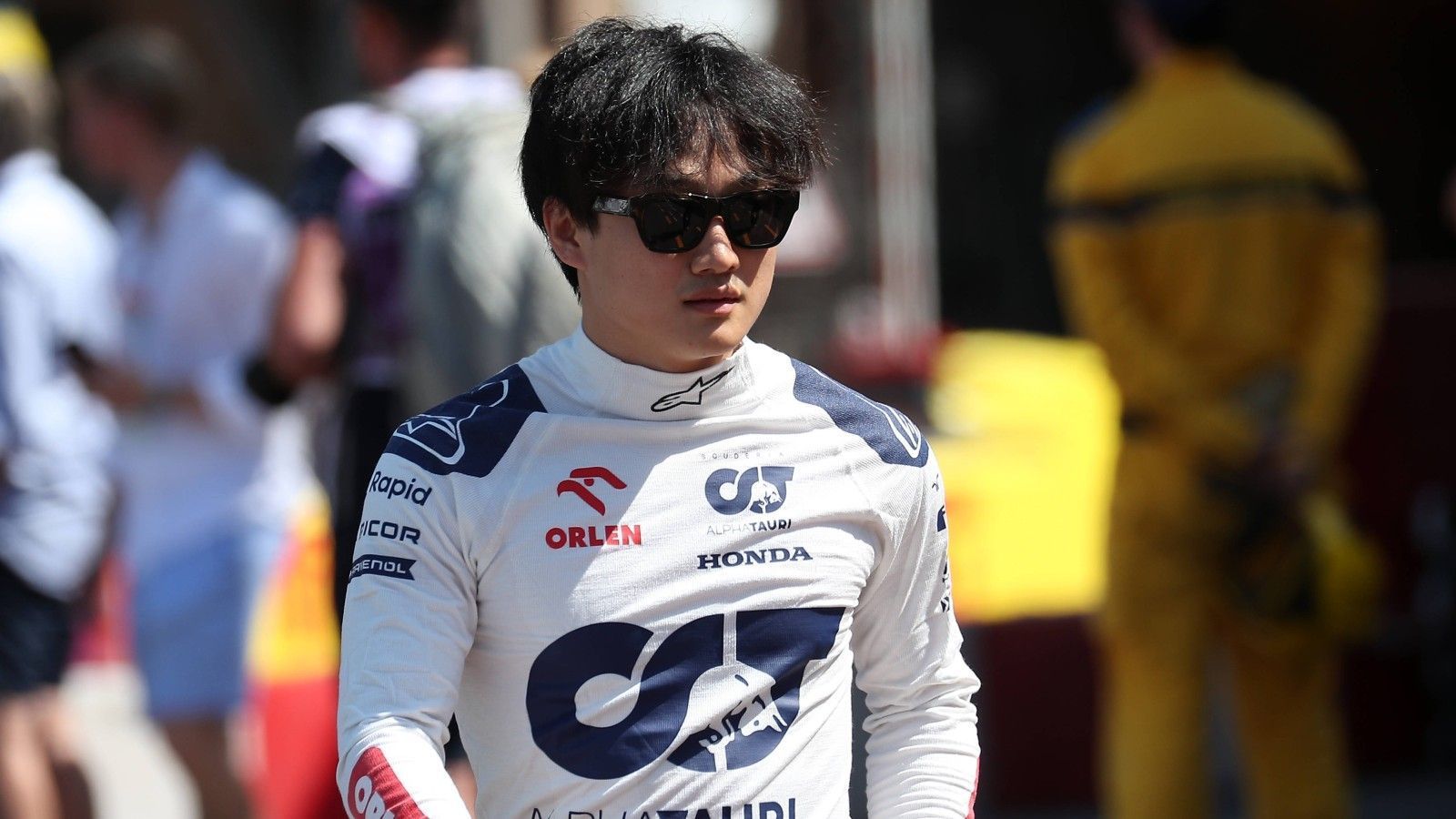 
                <strong>Verlierer: Yuki Tsunoda</strong><br>
                Mit Position 16 hatte Yuki Tsunoda jetzt nicht unbedingt die beste Ausgangsposition, im Rennen wurde es aber nur noch schlechter. Der für seine Wutanfälle bekannte Japaner kam bereits in Runde eins von der Strecke ab, rauschte ins Kiesbett, beschädigte seinen Boliden und sorgte für eine virtuelle Safety-Car-Phase. In der Folge hagelte es unzählige Verwarnungen wegen Track Limits für den AlphaTauri-Piloten. Erst bekam der 23-Jährige eine Fünf-Sekunden-Strafe, später musste er wegen des gleichen Vergehens weitere zehn Sekunden absitzen. Nach dem Rennen kassierte er im Rahmen der nachträglichen Bestrafungen erneut fünf Sekunden, was ihn eine weitere Platzierung kostete. Rang 19 und damit der letzte Platz aller im Ziel angekommenen Fahrer steht zu Buche.
              