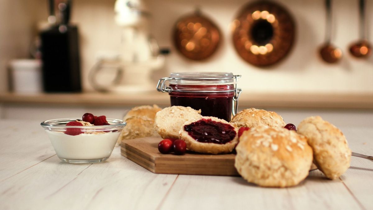 Gesunde Brötchen mit Fruchtaufstrich