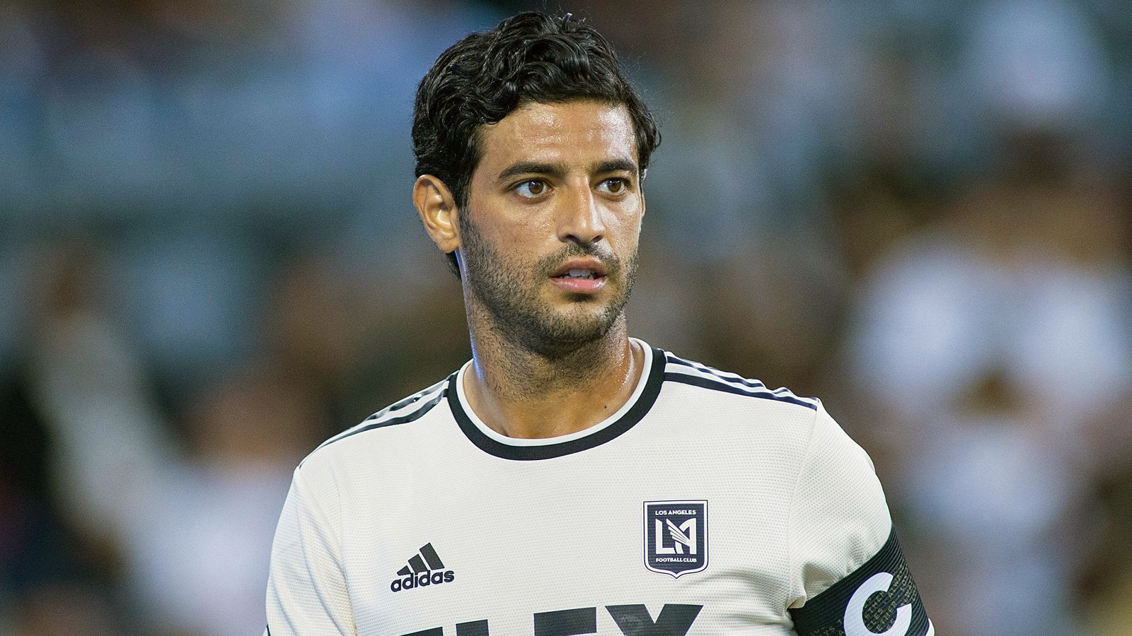 
                <strong>Platz 1: Carlos Vela (Los Angeles FC)</strong><br>
                Jahresgehalt: 6,3 Millionen US-Dollar (5,31 Millionen Euro) - Position: Mittelstürmer - Alter: 32 Jahre
              