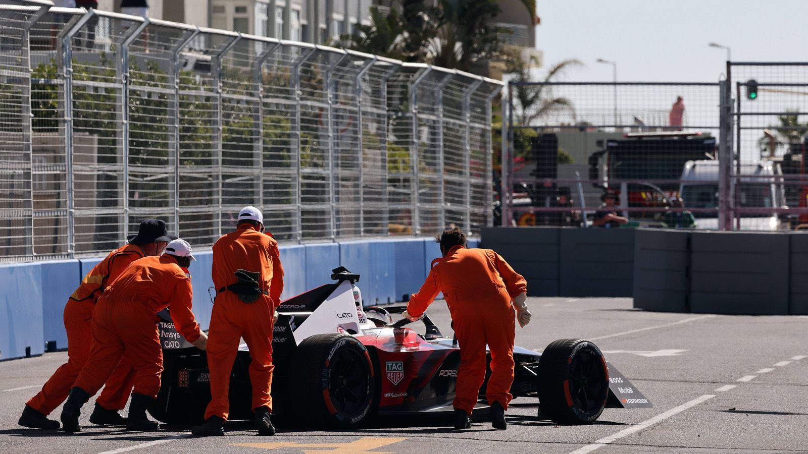 
                <strong>Pascal Wehrlein (Porsche)</strong><br>
                Wehrlein redete nach dem Rennen nicht um den heißen Brei herum, sprach von einem "enttäuschenden Rennen" und dass "viel möglich" gewesen wäre. Und: "Das war ganz klar mein Fehler. Ich habe ein bisschen zu spät und ein bisschen zu hart gebremst, die Räder haben blockiert und ich konnte die Kollision nicht vermeiden. Doch Fehler passieren. Ich schaue nach vorne."
              