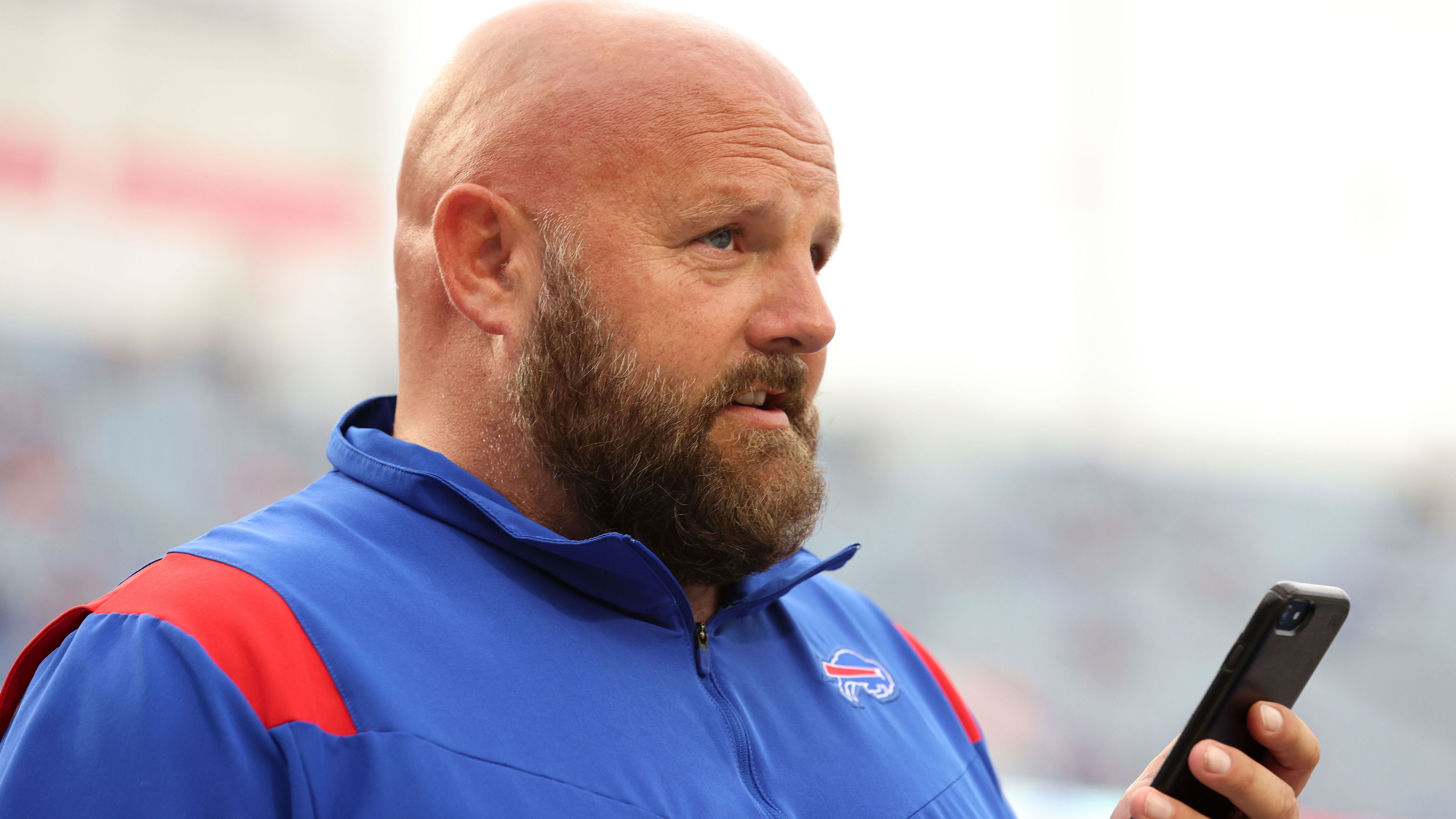 
                <strong>Brian Daboll (Offensive Coordinator - Buffalo Bills)</strong><br>
                Schon in der vergangenen Offseason war Brian Daboll einer der heißesten Kandidaten auf dem Trainermarkt. Zwischen 2002 und 2006 lernet er als Wide-Receiver-Coach unter Bill Belichick, ging dann aber äußerst erfolgreich seinen eigenen Weg. Seit 2018 ist er Offensive Coordinator bei den Buffalo Bills und entschied sich vor einigen Monaten trotz zahlreicher Angebote einen erneuten Super-Bowl-Run mit Josh Allen und der Bills-Offense zu starten. Es scheint nur eine Frage der Zeit zu sein, bis Daboll seinen ersten Job als Head Coach bekommt. 
              