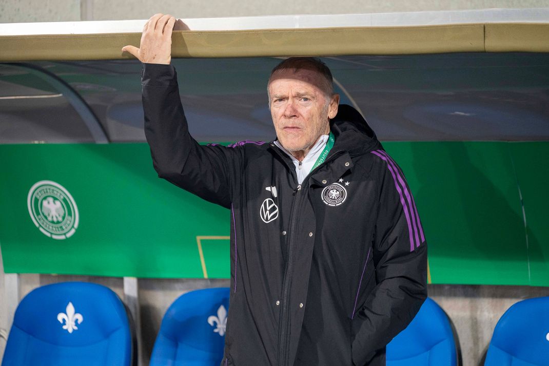 25.03.2025, Fussball: Laenderspiel, EM-Vorbereitung, Saison 2024 2025, Deutschland U21, U 21 - Spanien U21 im Merck-Stadion in Darmstadt. Hermann Gerland (DFB U21, Assitenztrainer) vor dem Spiel. Wichtiger Hinweis: Gemaess den Vorgaben der FIFA bzw. der UEFA ist es untersagt, in dem Stadion und oder vom Spiel angefertigte Fotoaufnahmen in Form von Sequenzbildern und oder videoaehnlichen Fotostrecken zu verwerten bzw. verwerten zu lassen. Foto: Kirchner-Media Thomas Haesler *** 25 03 2025, Football match, European Championship preparation, season 2024 2025, Germany U21 Spain U21 at the Merck Stadium in Darmstadt Hermann Gerland DFB U21, assistant coach before the match Important note According to the regulations of FIFA and UEFA, it is prohibited to use or have used photographs taken in the stadium and or of the match in the form of sequential images and or video-like photo series Photo Kirchner Media Thomas Haesler Copyright: xKirchner-Media ThomasxHaeslerx