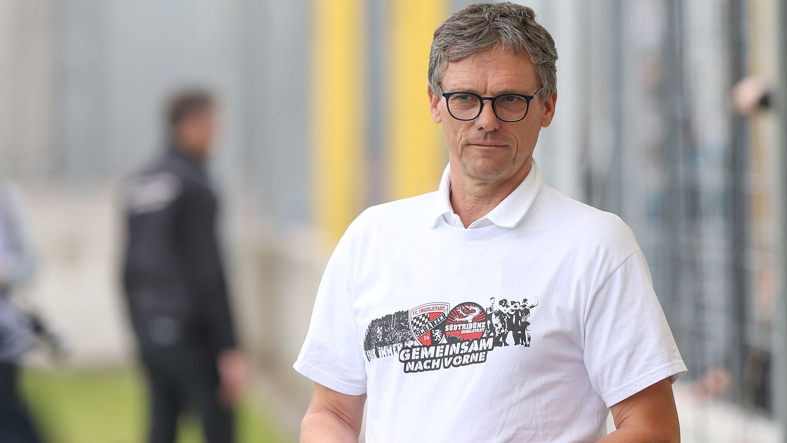 
                <strong>Michael Henke (Sportdirektor FC Ingolstadt)</strong><br>
                Der 62 Jahre alte Michael Henke ist Fußball-Deutschland vor allem noch aus seiner Zeit als Co-Trainer unter Ottmar Hitzfeld ein Begriff. Damals gewann er beim FC Bayern - mit Kapitän Stefan Effenberg - die Champions League im Jahr 2001. Mittlerweile geht Henke seit einigen Jahren seinen eigenen Weg und dieser führte ihn zuletzt zurück zum FC Ingolstadt, wo er zuvor schon Co-Trainer war. Seit Juni 2019 macht sich Henke daran, die Schanzer als Sportdirektor direkt nach dem Abstieg aus der 2. Bundesliga wieder dorthin zurück zu führen. Nach dem Herbst liegt der FCI voll im Soll, nämlich mit 37 Punkten auf Platz 2. Sprich: Der von Henke zusammengestellte Kader funktioniert.
              