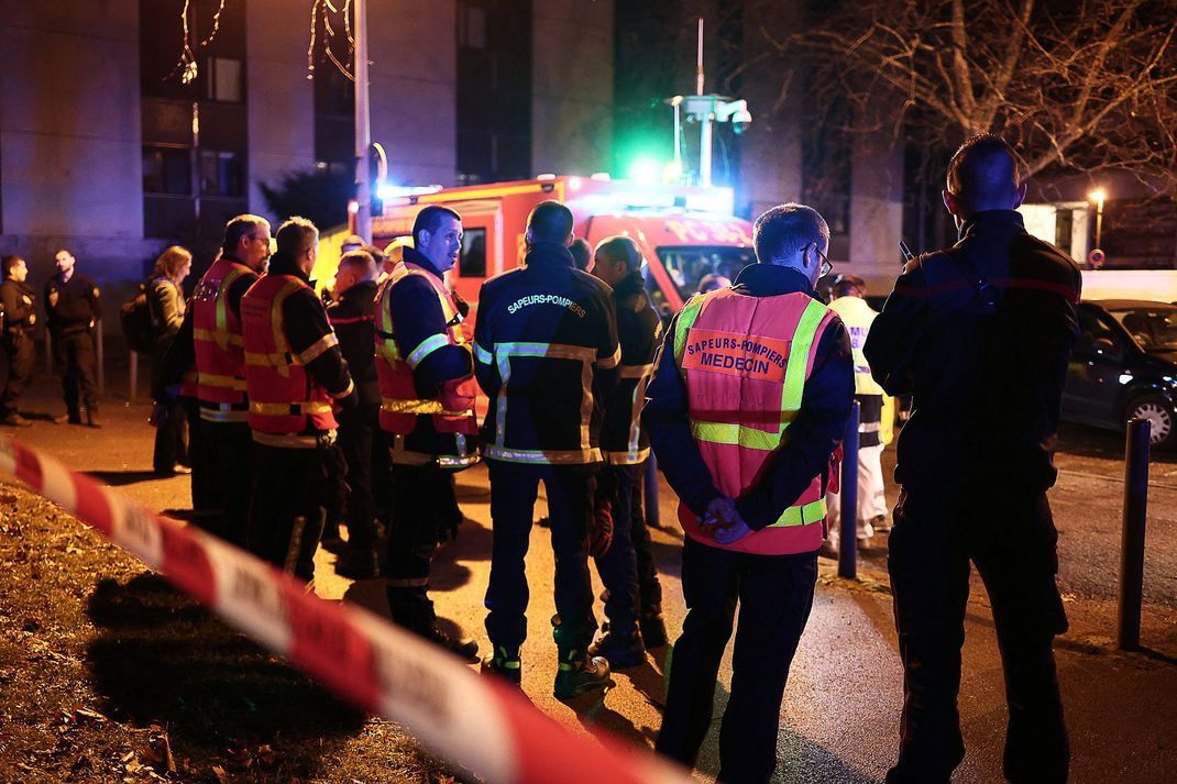 Rettungskräfte in Grenoble kümmern sich um die Verletzten.