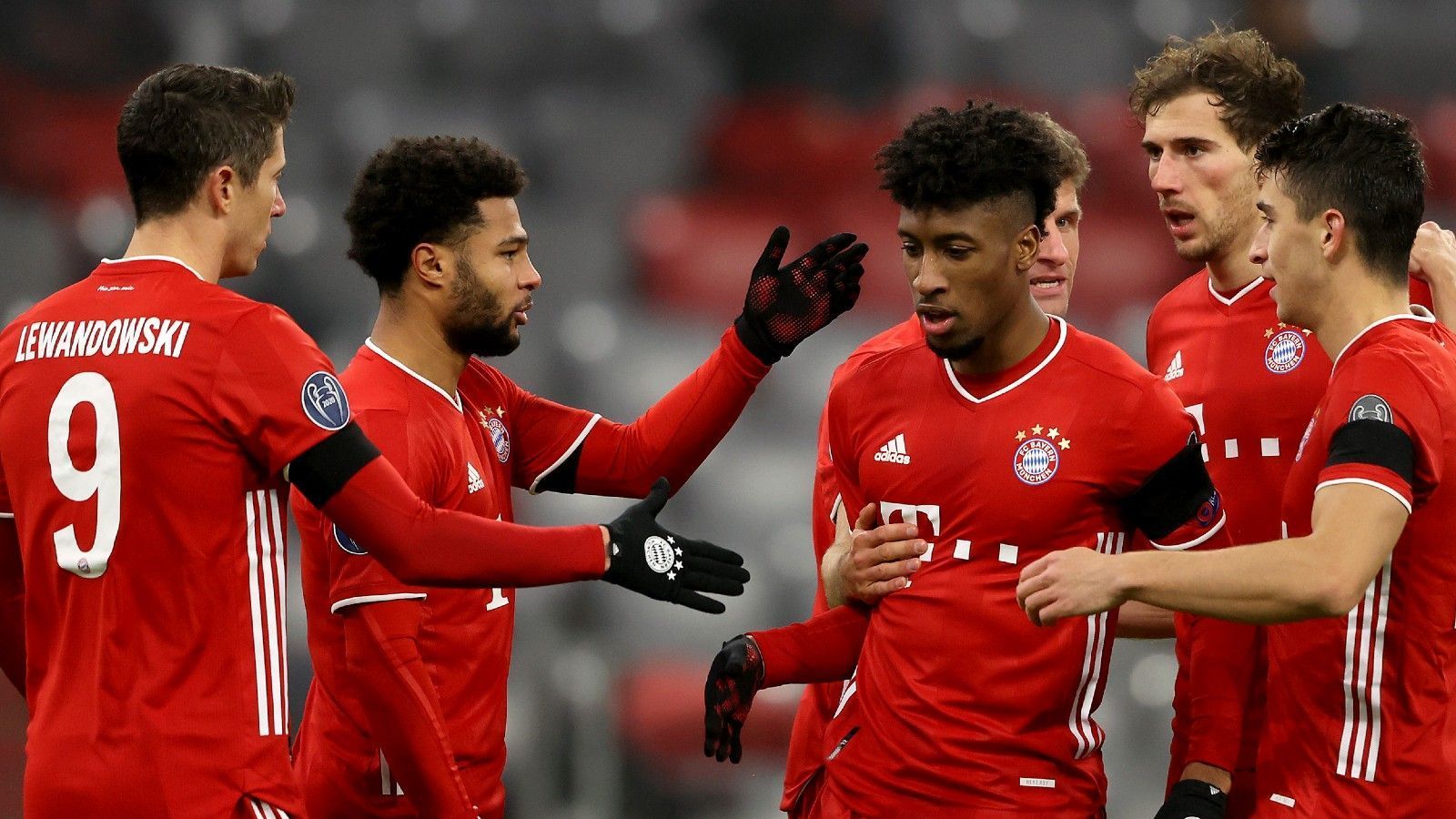 
                <strong>FC Bayern</strong><br>
                Der FC Bayern erreichte als erster deutscher Vertreter die K.o.-Runde. Mit 13 Punkten aus fünf Spielen thronen die Münchner auf Platz eins in der Gruppe A. Von dort können sie auch am letzten Spieltag nicht mehr verdrängt werden, weshalb das Team von Cheftrainer Hansi Flick bereits als Gruppensieger feststeht.
              