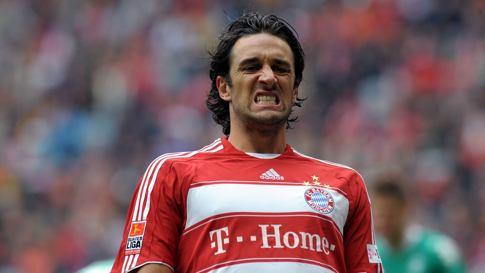 <strong>Platz 18 (geteilt): Luca Toni (FC Bayern München)</strong><br>
                • Strafe: 25.000 Euro<br>Nachdem Toni im Bundesligaspiel gegen den FC Schalke am 12. Spieltag der Saison 09/10 zur Halbzeitpause ausgewechselt wurde, verließ er das Stadion direkt und schoss später öffentlich gegen den "Tulpengeneral" van Gaal: "Alles hat seine Grenzen. Unser Verhältnis ist so gut wie am Ende", erklärte er seinerzeit – und sollte Recht behalten. Nach der Geldstrafe von 25.000 Euro machte Toni kein Spiel mehr für die Münchener und wechselte 2010 zur AS Rom.
