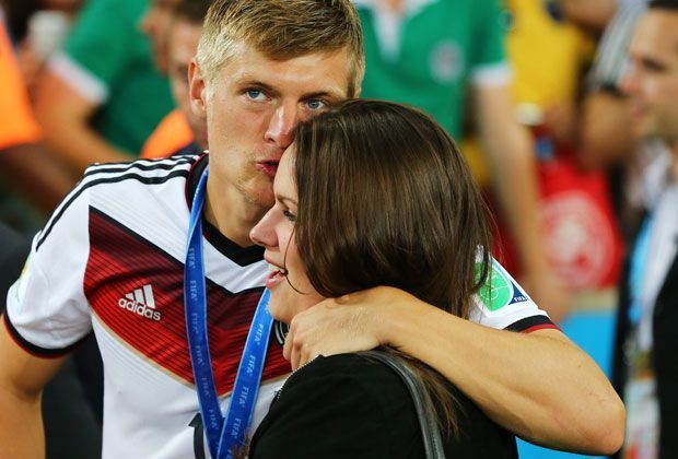 
                <strong>Toni und sein Jessica </strong><br>
                Auch Toni Kroos hat seine Jessica mit nach Brasilien gebracht und genießt mit ihr den Moment des Erfolgs.
              