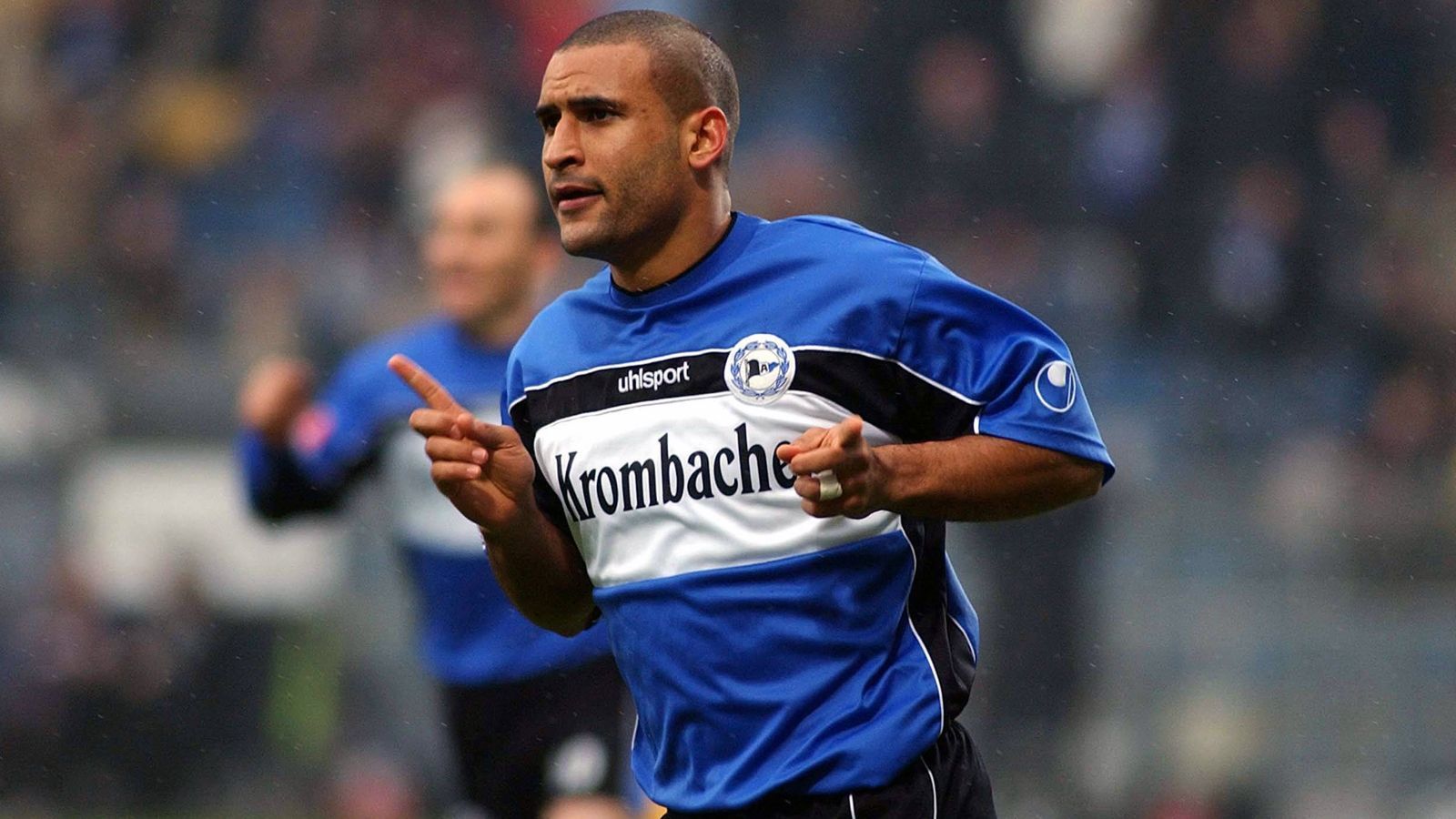 
                <strong>Delron Buckley (15 Tore in der Saison 2004/05 für Arminia Bielefeld)</strong><br>
                Und noch einmal Bochum. Von dort aus führte der Weg des Südafrikaners Delron Buckley 2004 zu Aufsteiger Arminia Bielefeld - ein Glücksfall für beide Seiten. Der gelernte Flügelstürmer entpuppte sich mit 15 Bundesliga-Toren als Top-Transfer für das Team von Uwe Rapolder. Nachdem Bielefeld die Saison auf Platz 13 beendete, wechselte Buckley für nicht einmal eine halbe Million Euro Ablöse zu Borussia Dortmund. Beim BVB und später auch in Mainz schaffte es der Ex-Nationalspieler (72 Länderspiele für Südafrika) nicht mehr, noch einmal so eine starke Bundesliga-Saison zu spielen. 
              