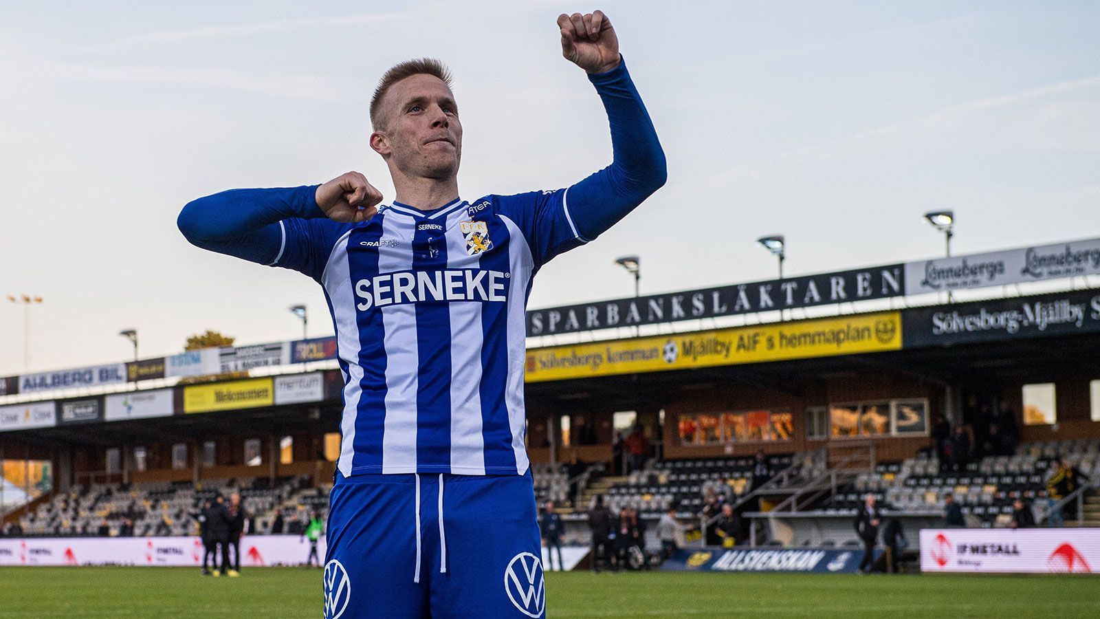 
                <strong>Oscar Wendt (ablösefrei von Mönchengladbach zu IFK Göteborg)</strong><br>
                Nach zehn Jahren bei den Fohlen heuerte Gladbach-Legende Wendt im Sommer in seiner Geburtsstadt Göteborg an. Im Gegensatz zu Gladbach, wo der 36-Jährige am Ende immer seltener zum Einsatz kam, ist er in Schweden wieder eine feste Größe: Fünf Spiele verpasste Wendt zwar verletzt, die anderen 15 Partien in der Allsvenskan spielte der Außenverteidiger aber durch.
              