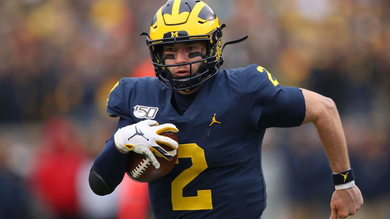 
                <strong>Shea Patterson (Quarterback, Michigan Wolverines)</strong><br>
                Der Quarterback der Michigan Wolverines wird als möglicher Late-Round-Pick gehandelt. Positiv ist seine Risikobereitschaft bei langen Würfen, allerdings litt in der abgelaufenen Saison darunter auch seine Completion-Percentage (56 Prozent). Zudem trifft Patterson häufig die falschen Entscheidungen, wenn er Würfe beispielsweise zu gedeckten Receivern erzwingen will. Daher steht der Quarterback auf der Kippe, überhaupt gedraftet zu werden. Der Senior Bowl wird dementsprechend besonders wichtig für Patterson.
              