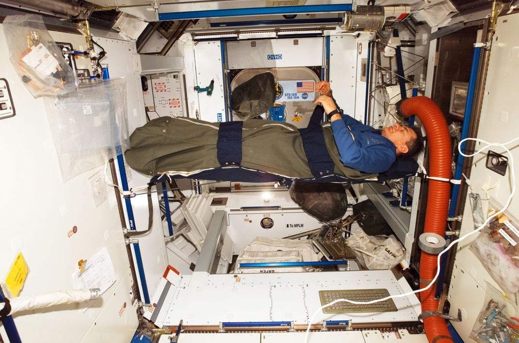 Vielleicht das größte Hindernis auf dem Weg zum Höhepunkt zu zweit im All: In Raumfahrzeugen gibt es kaum einen Ort, wo sich Astronauten unbeobachtet zurückziehen können. 