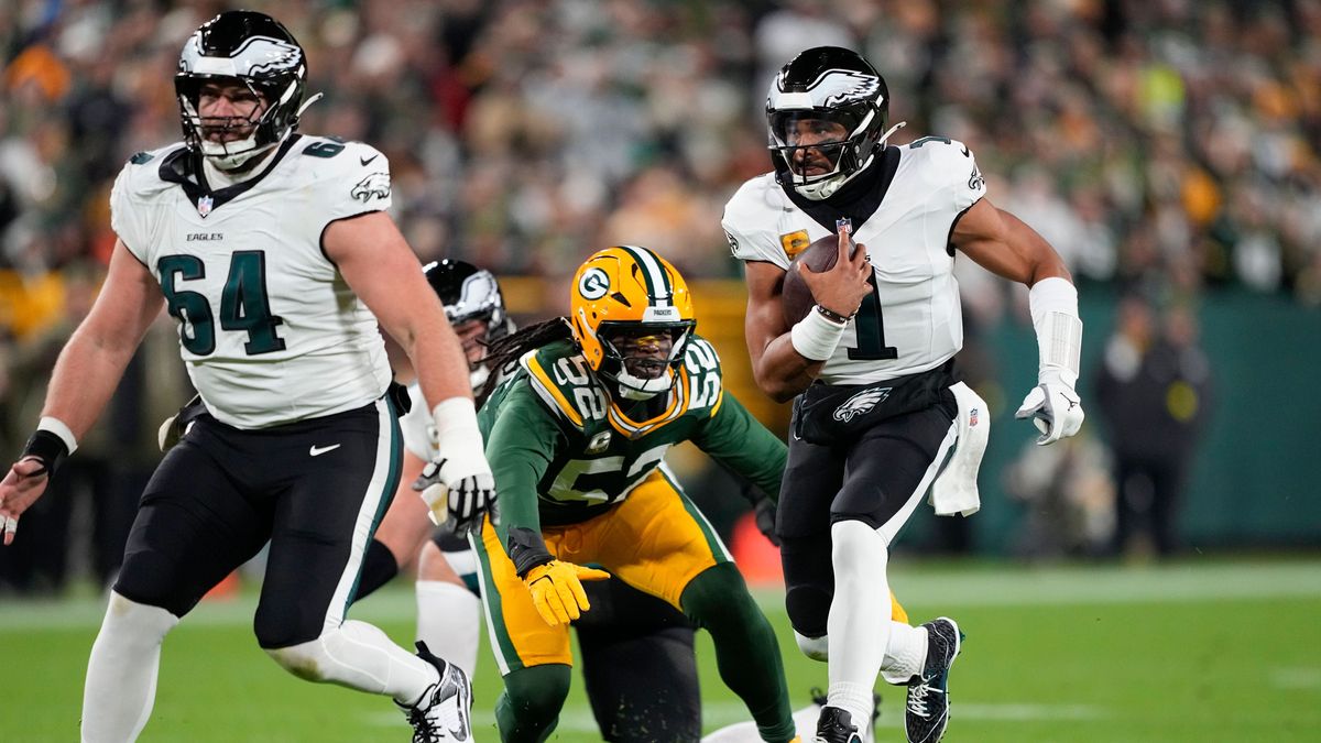 NFL, American Football Herren, USA Philadelphia Eagles at Green Bay Packers Nov 10, 2025; Green Bay, Wisconsin, USA; Philadelphia Eagles quarterback Jalen Hurts (1) scrambles against the Green Bay ...