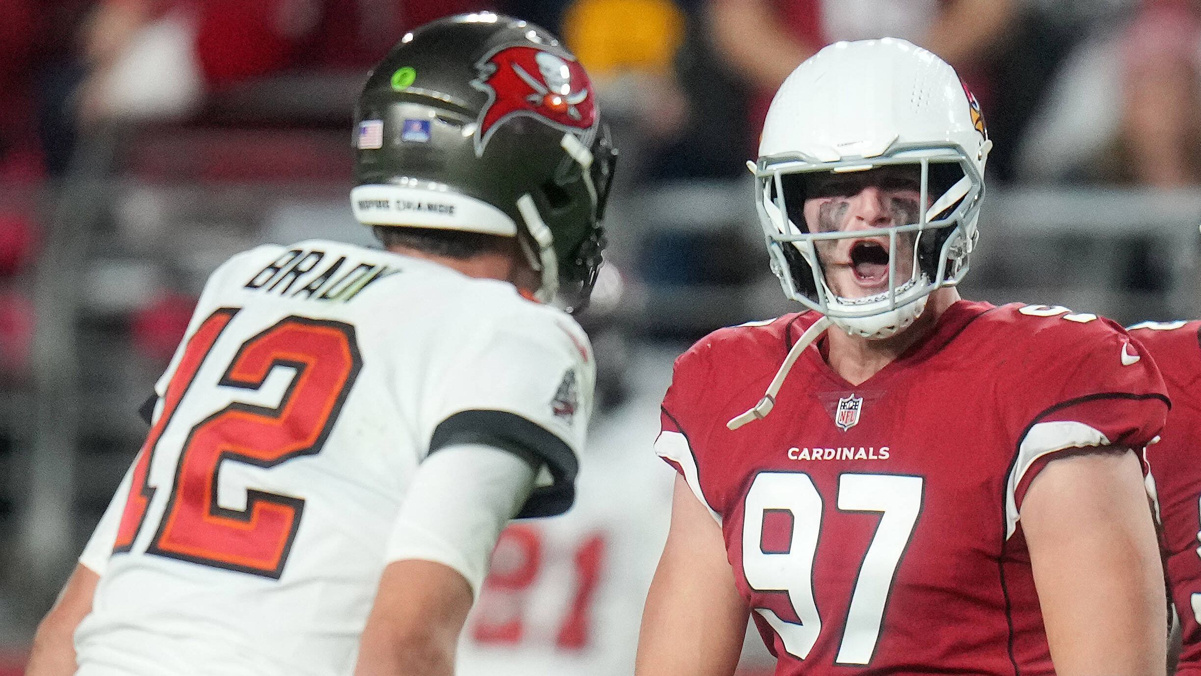 
                <strong>NFC West: Arizona Cardinals - Edge Rusher Cameron Thomas</strong><br>
                Die Arizona Cardinals stehen in der kommenden Saison vor der großen Aufgabe, nach dem Karriereende von J.J. Watt die Lücke im Pass Rush aufzufangen. Mit BJ Ojulari kam in der zweiten Runde des diesjährigen Draft bereits eine Verstärkung, einem Neuzugang aus dem Vorjahr dürfte aber zumindest zunächst eine größere Rolle zukommen. Cameron Thomas wurde 2022 in der dritten Runde verpflichtet, konnte sein Potenzial als Quarterback-Jäger in Ansätzen aber bereits unter Beweis stellen. Von "Pro Football Focus" wurde der 22-Jährige von allen 133 Edge Rushern immerhin auf Position 42 gerankt. Wenn auch bisher nur begrenzte Einsätze zu Buche standen, erzielte Thomas immerhin drei Sacks. Ironischerweise kam Positionskollege Myjai Sanders, der im Vorjahr nur 13 Picks nach Thomas an Position 100 ausgewählt wurde, auf dieselbe Ausbeute. Entscheidend wird sein, welcher der beiden Kontrahenten in der Saisonvorbereitung den besseren Eindruck hinterlässt und den Vorzug erhält.
              