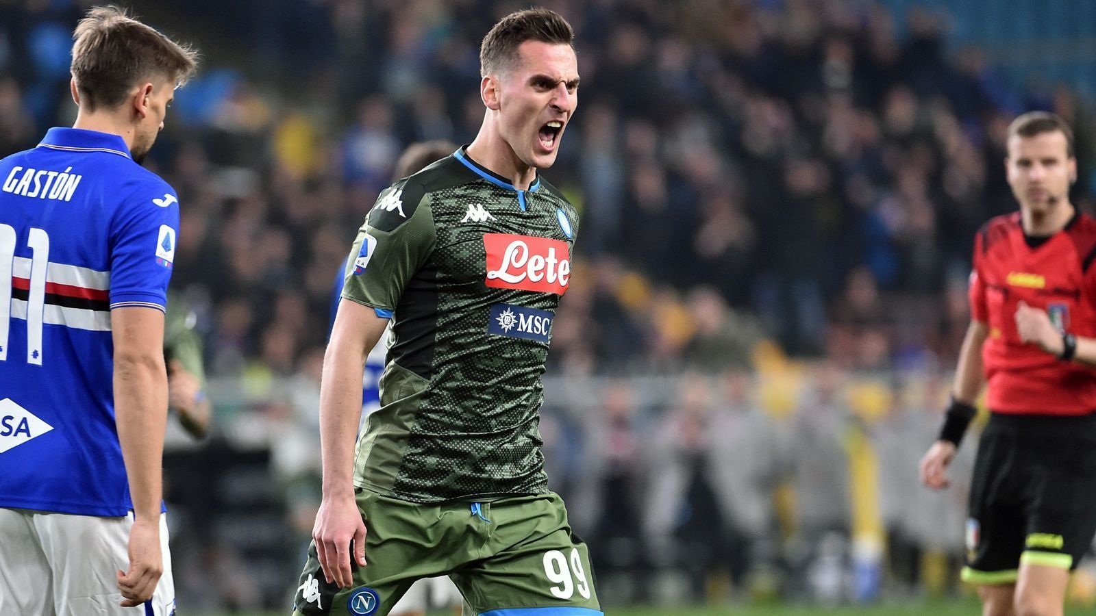 
                <strong>Arkadiusz Milik (früher Leverkusen und Augsburg, jetzt Neapel)</strong><br>
                Anfang 2013 schnappte sich Bayer Leverkusen das damals 18 Jahre junge Stürmertalent Arkadiusz Milik und hoffte damit, den neuen Robert Lewandowski unter Vertrag genommen zu haben. Dieser Wunsch erfüllte sich aber weder für die Werkself (acht Einsätze, kein Tor), noch später für Leihverein Augsburg (20 Einsätze, ein Tor). So richtig Fahrt nahm Miliks Karriere außerhalb seiner Heimat Polen erst im Sommer 2014 mit der Leihe zu Ajax Amsterdam auf. In der Eredivisie überzeugte der Torjäger auf Anhieb mit elf Treffern und so zog Ajax 2015 auch die Kaufoption. Nur ein Jahr später, im Sommer 2016, machten die Niederländer mit Milik schon ein tolles Geschäft. Für kolportierte 32 Millionen Euro wechselte der Shootingstar nach Neapel, wo er seitdem bei 120 Einsätzen 48 Treffer erzielte. Aufgrund dieser starken Entwicklung hat Milik wohl nun die Möglichkeit, laut "Sky Italia" im Sommer 2020 zu Serienmeister Juventus Turin zu wechseln und künftig an der Seite von Cristiano Ronaldo zu stürmen.
              