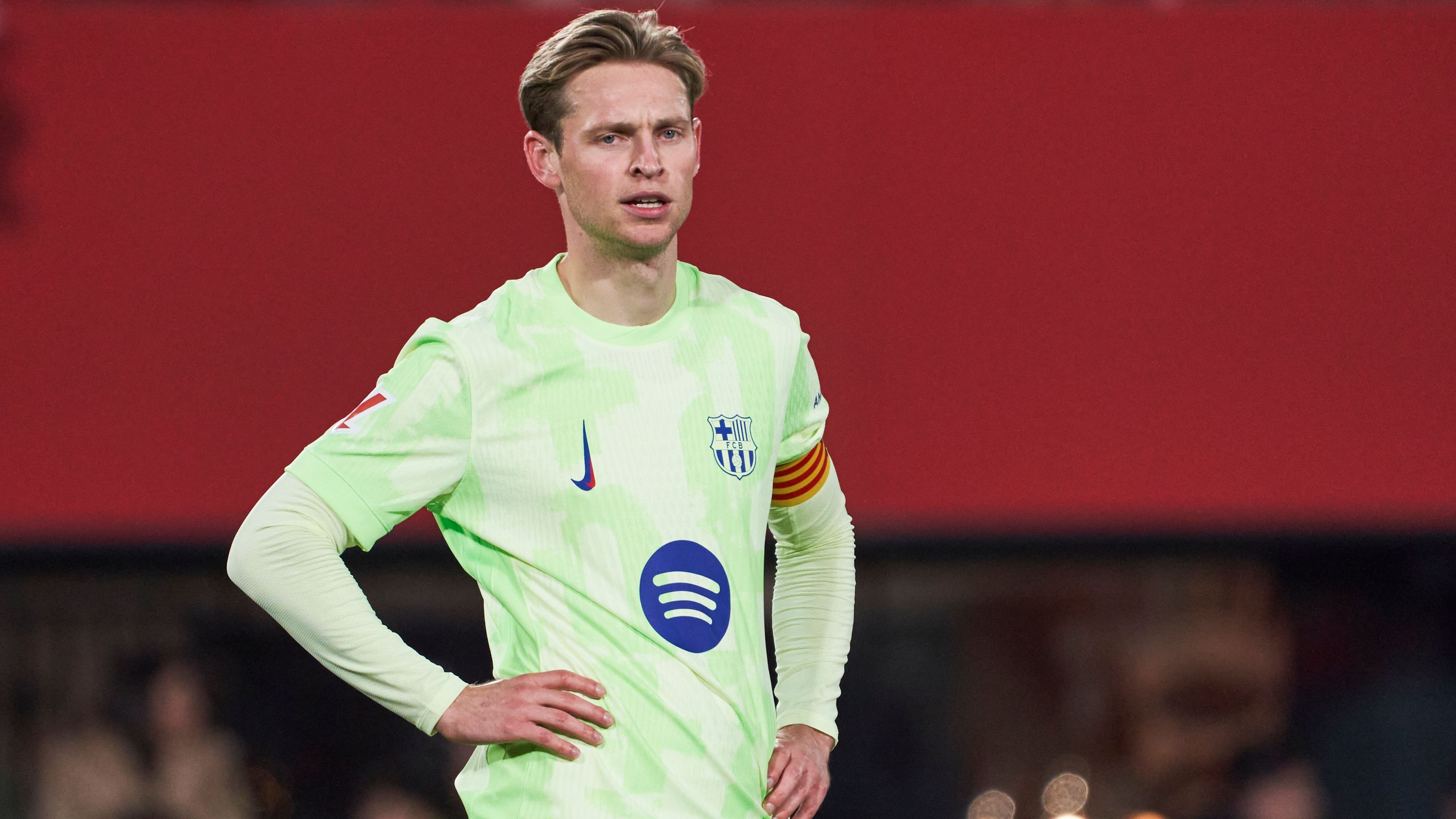 <strong>Frenkie de Jong</strong><br>Deutlich komplizierter sieht es bei Frenkie de Jong aus. Eigentlich will Barca mit dem Niederländer, der zu den Topverdienern zählen soll, verlängern - allerdings zu viel niedrigeren Bezügen. Das verweigert Frenkie de Jong, weshalb der Mittelfeldspieler wohl ebenfalls schon im Winter gehen könnte. Die Interessenten sollen aber nicht Schlange stehen. Sein Vertrag läuft bis zum Sommer 2026.