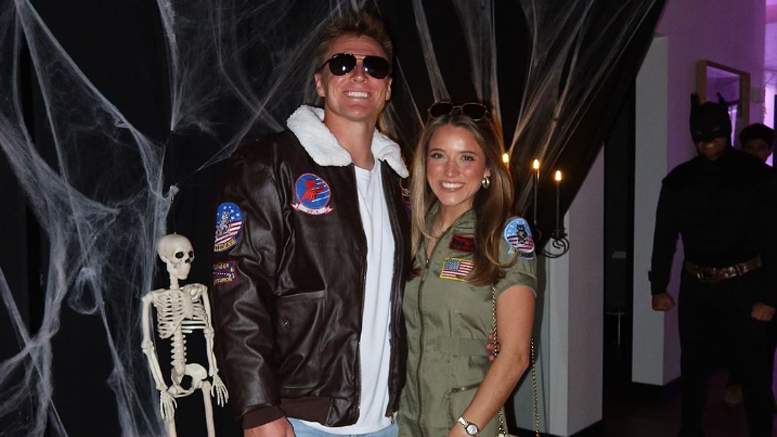 <strong>Bo Nix (Denver Broncos)</strong><br>Surtains Broncos-Mitspieler Bo Nix und seine Frau entschieden sich zu Halloween für eine Verkleidung im Stil der U.S. Airforce.