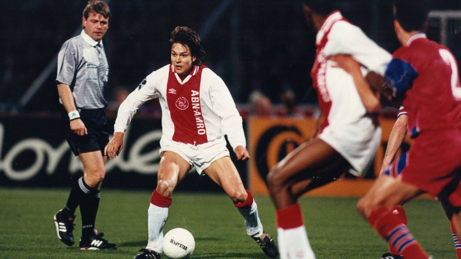 
                <strong>Jari Litmanen (Ajax Amsterdam)</strong><br>
                1992 holt van Gaal den damals 21-jährigen Finnen für eine heute lächerliche Ablösesumme von 14.000 Euro nach Amsterdam - ein Glücksgriff. Mit 94 Treffern ist Litmanen bis heute der zweittorgefährlichste Profi, der je unter van Gaal spielt. Nur Kluivert (100 Treffer) ist noch besser in dieser Statistik. Übrigens: Auch Litmanen folgt van Gaal nach Barcelona. Die Katalanen kostet er vier Millionen Euro Ablöse.
              