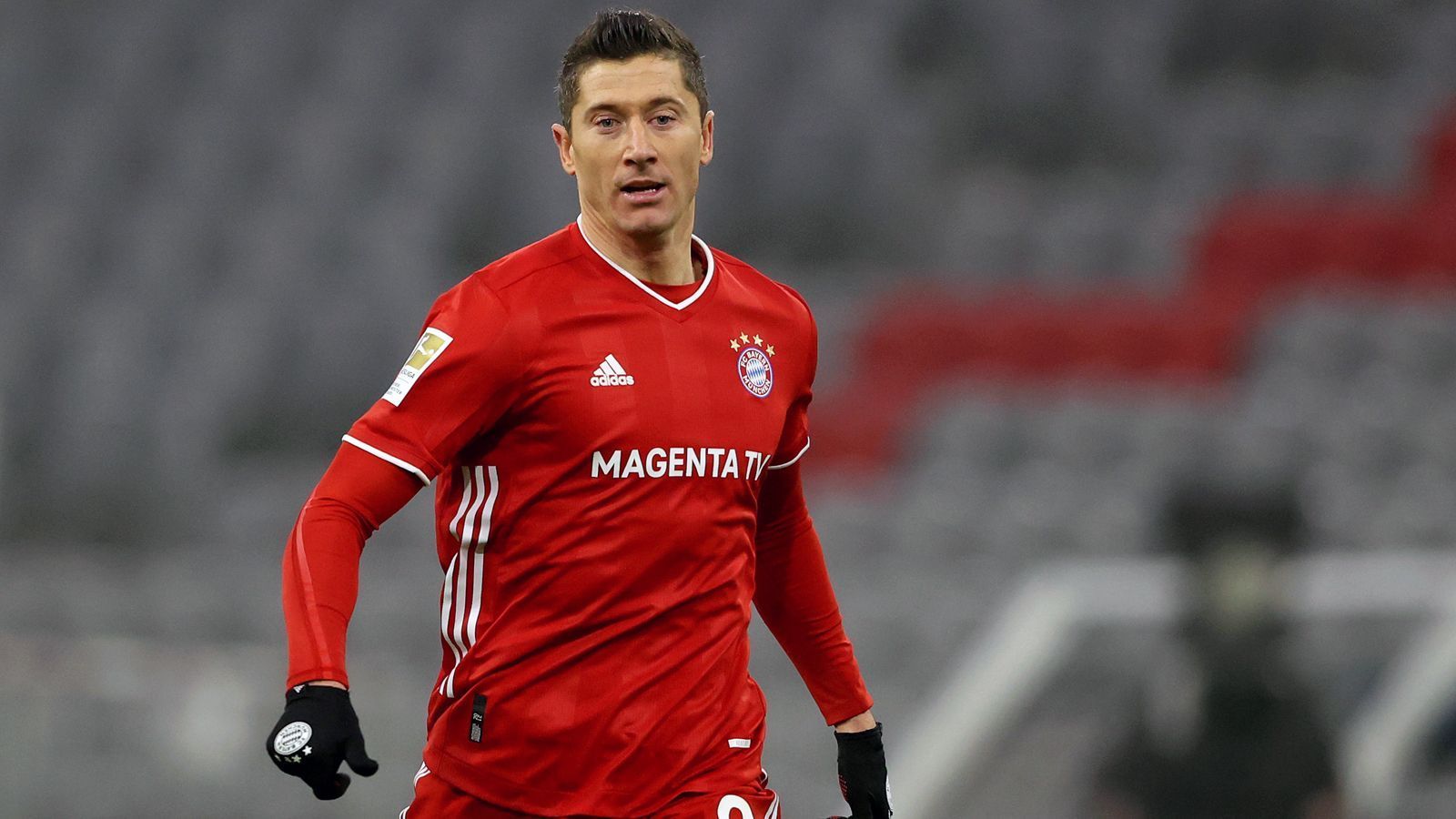 
                <strong>Robert Lewandowski (2020)</strong><br>
                Bayern-Star Robert Lewandowski wurde zum Weltfußballer 2020 gewählt. Er setzte sich gegen die früheren Seriensieger Lionel Messi (FC Barcelona) und Cristiano Ronaldo (Juventus Turin) durch. 
              