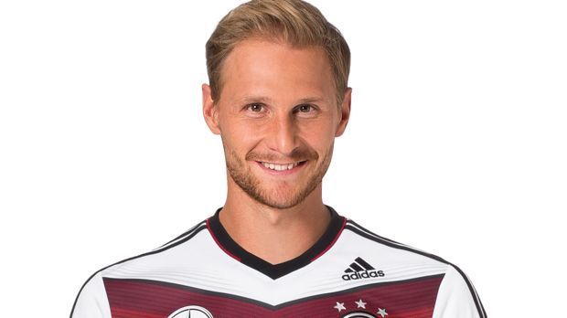 
                <strong>Benedikt Höwedes</strong><br>
                Höwedes saß in allen Spielen der EM 2012 auf der Bank. Er zog sich beim Gastspiel in Madrid am 18. März einen Muskelbündelriss zu und fehlt seitdem. Aber er trainiert wieder.
              