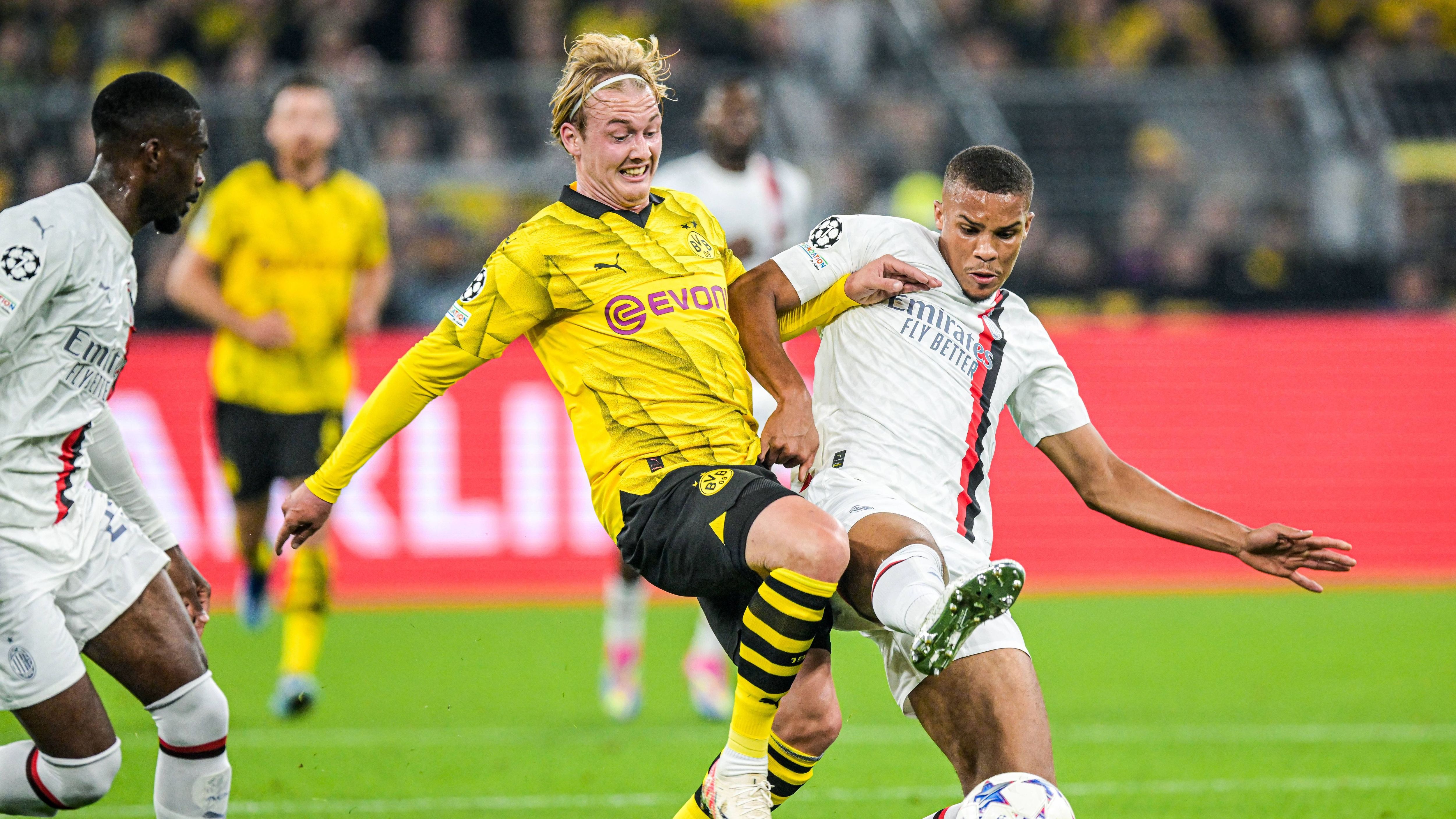 <strong>Julian Brandt (Borussia Dortmund)</strong><br>Gelingt zunächst nicht so viel, wirkt auch im Defensivverhalten etwas unmotiviert. Findet dann besser ins Spiel und schlägt vor allem gute Standards. Aus dem Spiel heraus aber dennoch ein ausbaufähiger Auftritt. Sein hübscher, aber erfolgloser Fallrückzieher (36.) hätte ein Tor verdient gehabt. Wird gegen Adeyemi ausgetauscht. <strong><em>ran</em>-Note: 4</strong>