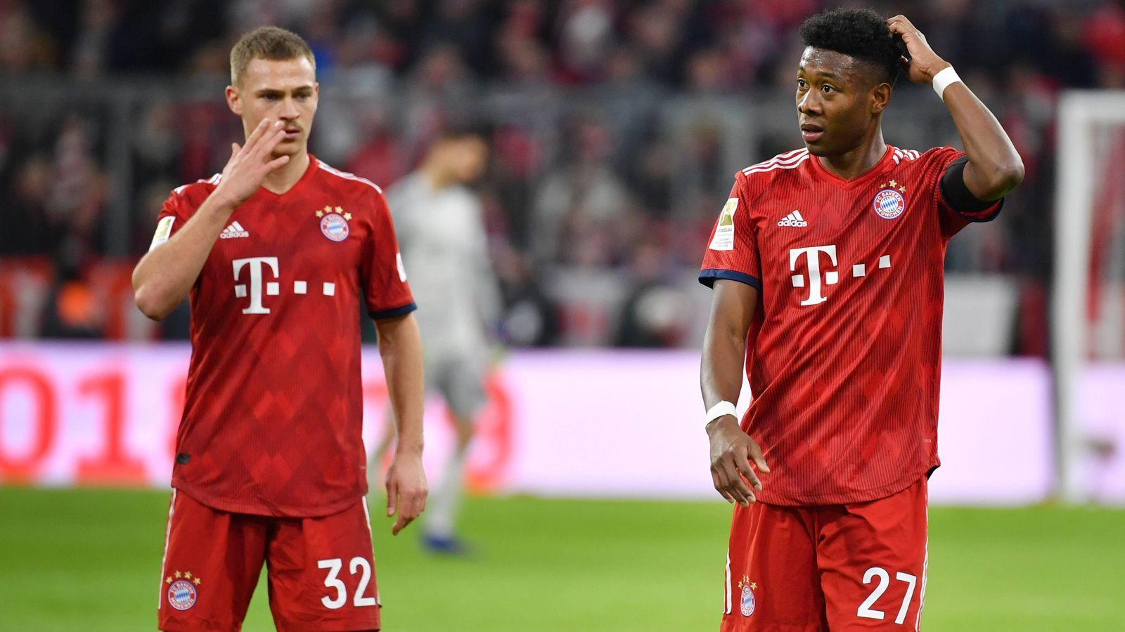 
                <strong>Außenverteidigung: Besser geht es kaum</strong><br>
                Mit Joshua Kimmich auf der rechten und David Alaba auf der linken Seite müssen sich die Bayern auf den Außenverteidiger-Positionen auch in der neuen Saison keine Sorgen machen. Zwar wackeln beide ab und an im defensiven Zweikampf, die Wucht, die Kimmich und Alaba nach vorne entwickeln, ist allerdings enorm. Sei es mit präzisen Schnittstellen-Pässen aus dem Halbfeld oder wuchtigen Läufen auf die Grundlinie: Kimmich und Alaba glänzen nicht selten als Vorlagengeber. Und auch für einen eigenen Treffer sind beide immer gut. Als Backups stehen Pavard und Hernandez bereit, die als Außenverteidiger mit Frankreich immerhin Weltmeister wurden.
              