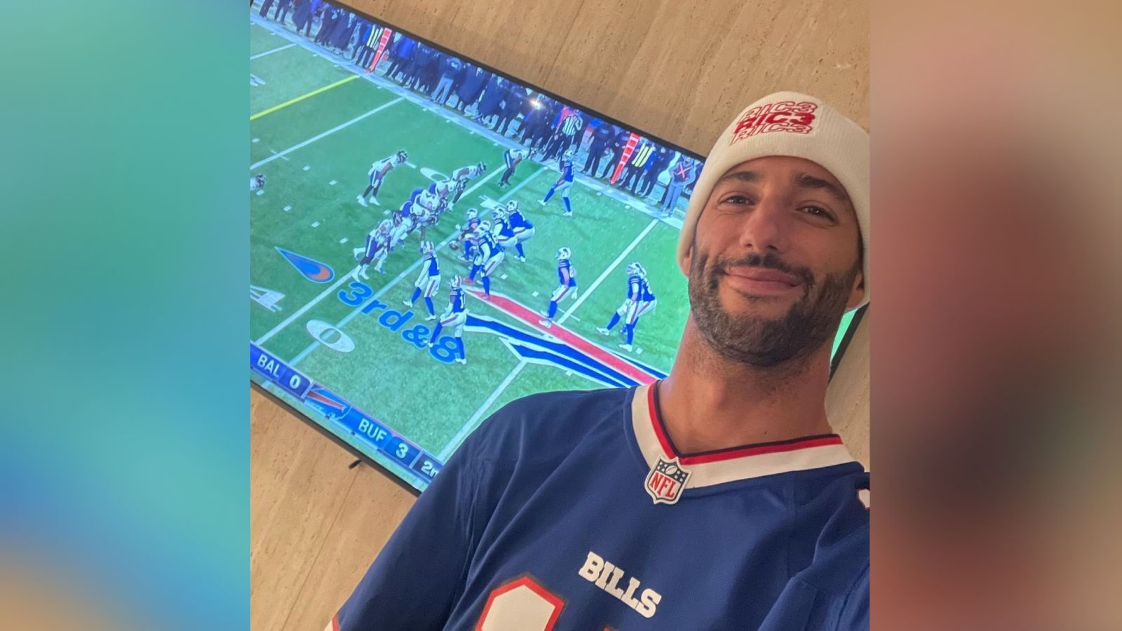 
                <strong>Daniel Ricciardo (Buffalo Bills)</strong><br>
                Während der Playoffs 2020 outete sich der ehemalige Red-Bull- und McLaren-Fahrer Daniel Ricciardo auf Instagram als Fan der Buffalo Bills. "Ich war allerdings noch nie in Buffalo oder bin durch einen Tisch gesprungen", schrieb er zu seinem Foto. Da besteht also noch Nachholbedarf.
              