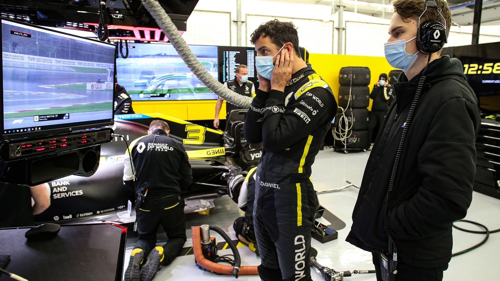 
                <strong>Top-Ergebnisse, aber es fehlte die Mitgift</strong><br>
                Seit Januar 2020 war Piastri Teil der Renault Sport Academy. 2022 erhielt er zwar kein Cockpit, wurde aber Backup-Fahrer für Alpine in der Formel 1. Warum es nicht schon 2022 für ein Formel-1-Cockpit reichte? Piastri war zwar erfolgreicher als etwa Zhou oder Nicholas Latifi, brachte aber nicht genügend Sponsorengelder mit, um einen der begehrten Startplätze zu erhalten.
              