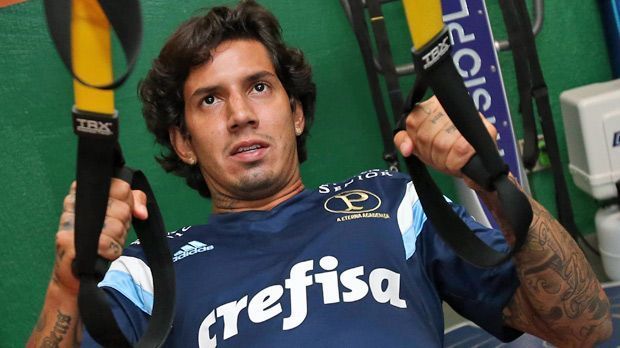 
                <strong>Victor Ramos</strong><br>
                Abwehr - Victor Ramos: Der Brasilianer galt einst als großes Innenverteidiger-Talent in Brasilien. Schon früh versuchte sich Ramos in Belgien bei Standard Lüttich. Heute, mit 26 Jahren, ist er von der großen internationalen Karriere, wie sie Namensvetter Sergio Ramos hat, meilenweit entfernt. Er spielt wieder in der Heimat beim Erstligisten EC Vitoria Salvador im Bundesstaat Bahia. Die Transferrechte liegen aber bei seinem mexikanischen Stammverein Monterrey.
              