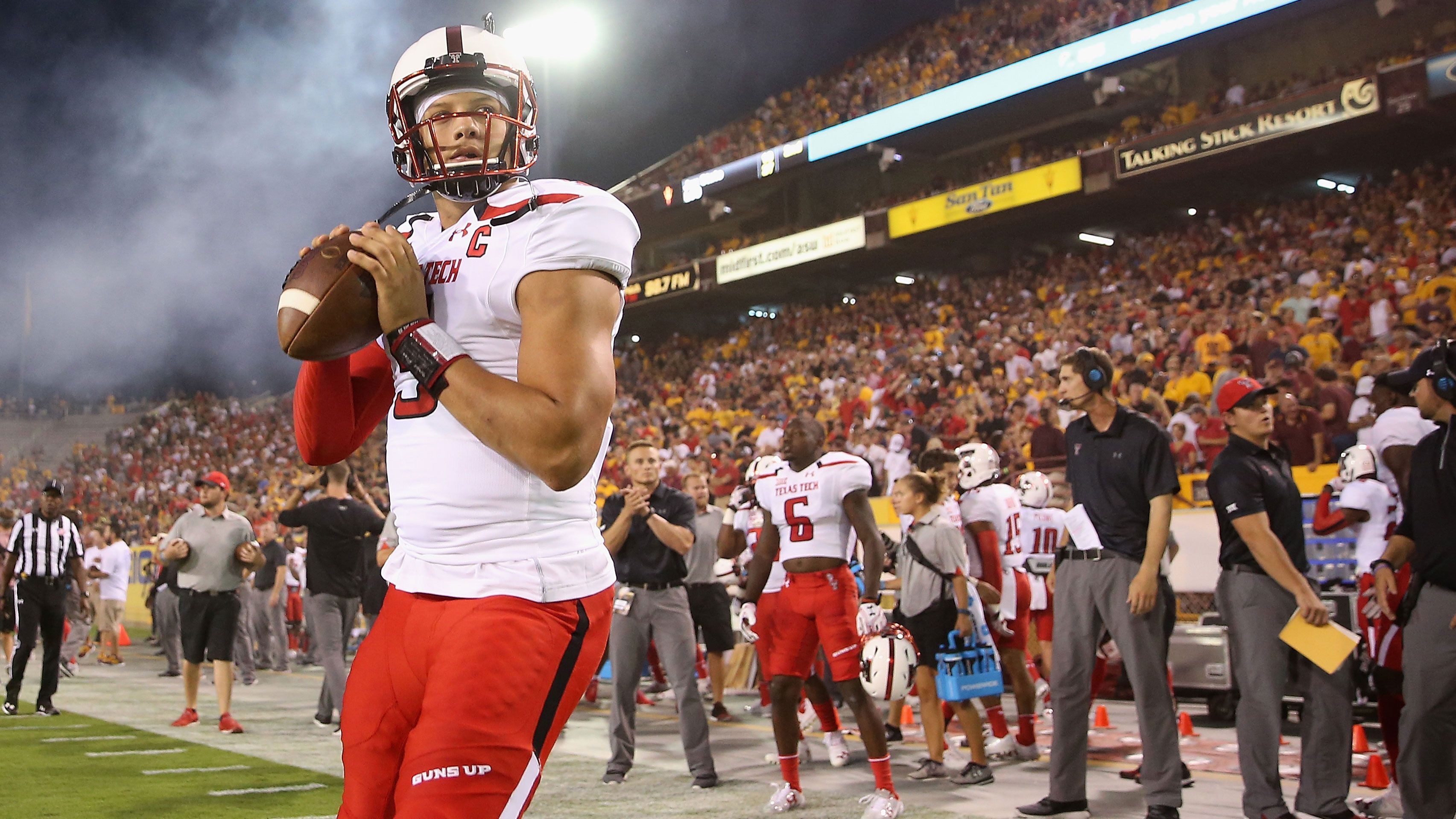 
                <strong>College und Draft: Baseball oder Football?</strong><br>
                2014 wurde Patrick Mahomes in der 37. Runde des MLB-Draft von den Detroit Tigers ausgewählt, entschied sich aber für den Football und ein Stipendium an der Texas Tech. Nach einer Saison als Backup wurde er 2015 offiziell zum Starter ernannt und legte in zwei Spielzeiten 9.705 Passing Yards sowie 77 Touchdowns auf (25 Interceptions). 2016 erhielt er die Sammy Baugh Trophy für den besten Passer des Landes und empfahl sich nachhaltig für die bevorstehende Talentewahl, in der er an 10. Stelle von den Chiefs gepickt wurde, nachdem diese für ihren Wunsch-Quarterback 17. Plätze nach oben tradeten.
              