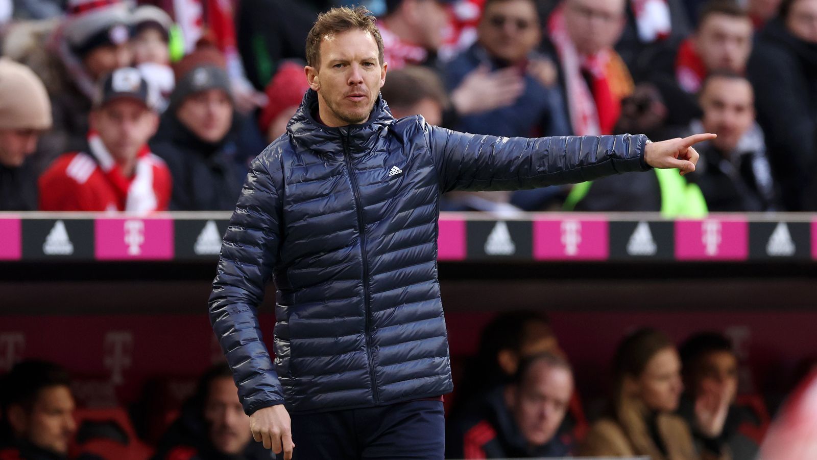 
                <strong>Julian Nagelsmann (FC Bayern München)</strong><br>
                Mit Julian Nagelsmann setzten die Bayern vom Sommer 2021 an ebenfalls auf eine sehr junge Lösung - aber eine ebenso teure. Um den aufstrebenden Coach aus seinem Vertrag in Leipzig rauszukaufen, sollen kolportierte 25 Millionen Euro an die Sachsen geflossen sein. Nagelsmann unterschrieb einen Fünfjahresvertrag beim deutschen Rekordmeister. Doch das Ex-Nachwuchs-Talent von Bayerns Stadtrivalen 1860 München konnte sich nicht mal zwei Jahre im Amt halten. Nachdem Nagelsmann mit den Bayern in seiner ersten Saison Meister wurde, leistete sich der FCB auch in der zweiter Spielzeit immer wieder Ausrutscher gegen Underdogs. Nach einem 1:2 in Leverkusen entschieden sich die Verantwortlichen Ende März zur Trennung. Nagelsmanns Nachfolger ist nun Thomas Tuchel, der bis 2025 unterschrieb.
              