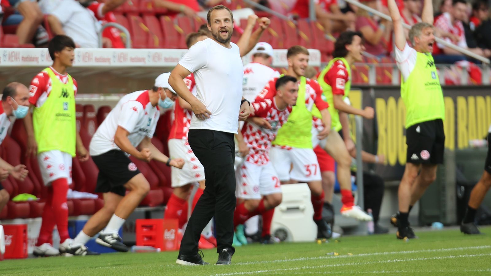 
                <strong>Bo Svensson (1. FSV Mainz 05)</strong><br>
                Mainz, Salzburg und wieder Mainz. Die Trainerkarriere von Bo Svensson spielte sich in den letzten Jahren zwischen diesen beiden Städten ab. Als Nachwuchstrainer machte sich der Däne in Mainz einen Namen und wechselte dann im Sommer 2019 zu Red Bull Salzburg, um dort die inoffizielle zweite Mannschaft FC Liefering zu coachen. Nur gut anderthalb Jahre später erinnerten sich die Mainzer in einer sportlichen Krise an den verlorenen Sohn und holten Svensson Anfang 2021 als Cheftrainer zurück - im Nachhinein ein Glücksfall. Svensson führte Mainz in beeindruckender Art und Weise zum Klassenerhalt. Als Spieler kam Svensson 2007 von Gladbach nach Mainz und blieb bis zu seinem Karriereende 2014 an Bord. Der einstige Defensivmann bestritt 122 Pflichtspiele für die Mainzer.
              