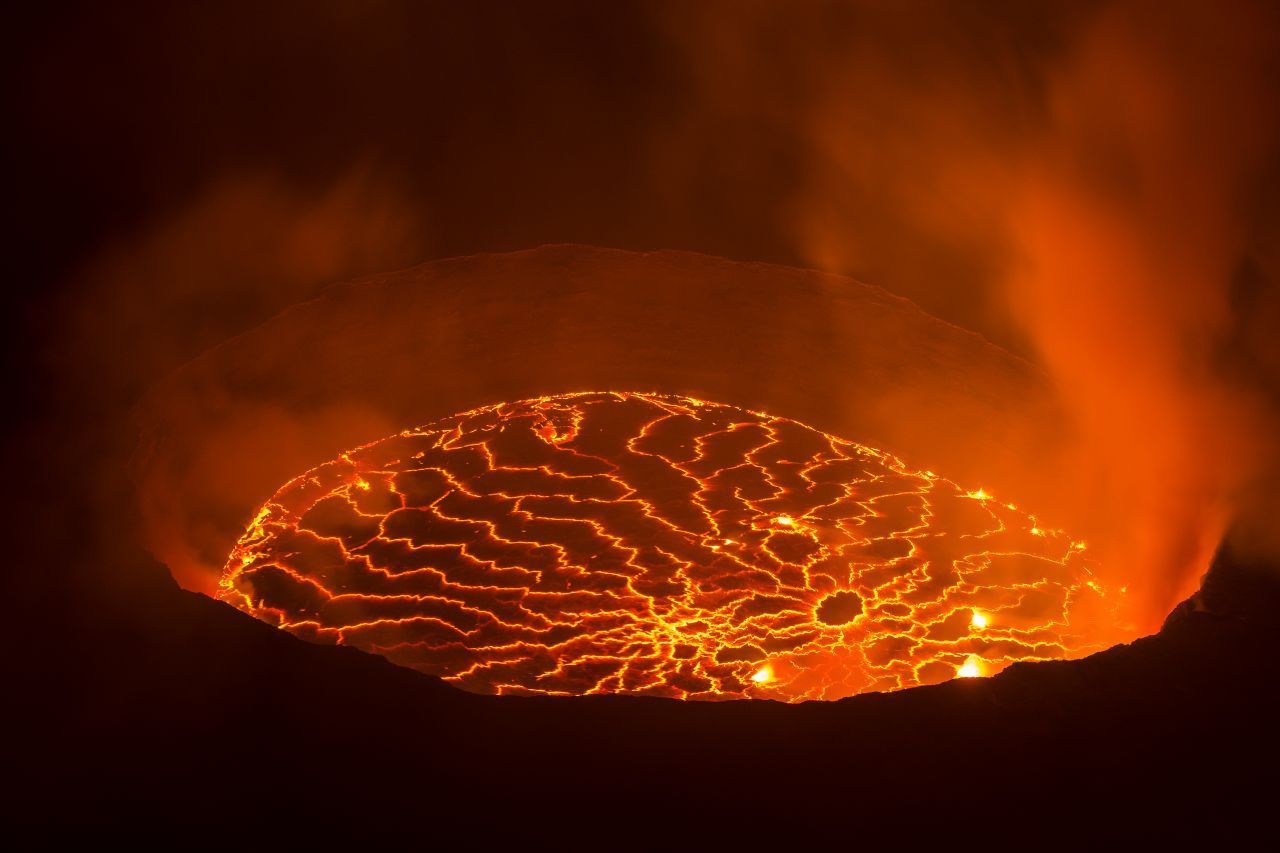 Der Nyiragongo in der Demokratischen Republik Kongo beunruhigt italienische Forschende: Der Pegel des größten Lava-Sees der Welt steigt mit alarmierender Geschwindigkeit. Und das wiederum erhöht das Risiko, dass die Lava erneut durch die Kraterwände platzt. Zuletzt brach der Vulkan 2021 aus. 
