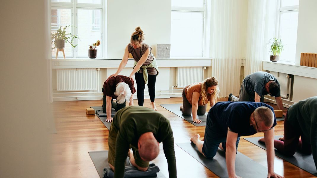 Die Katze-Kuh-Übung fördert die Flexibilität der Wirbelsäule und kann gegen Rückenschmerzen helfen.