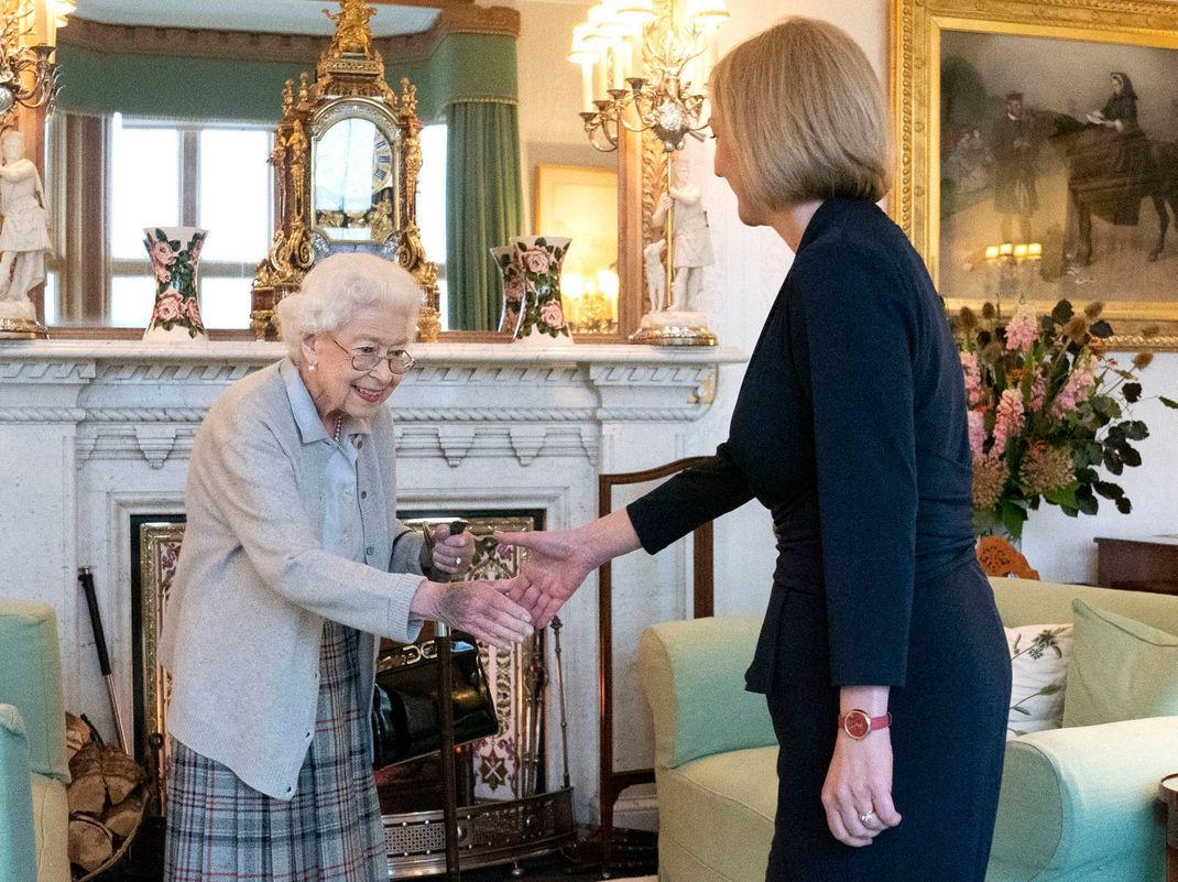 Das letzte Foto der Queen:&nbsp; Die dunklen Flecken auf ihrer Hand sind nicht zu übersehen, aber verraten diese auch, woran die Queen gestorben ist?