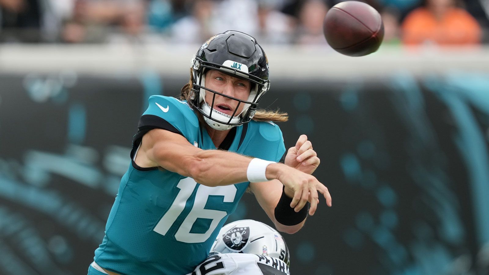 
                <strong>Trevor Lawrence: Team-Bilanz in der NFL</strong><br>
                In Lawrences Rookie-Saison lief bei den Jaguars nicht viel zusammen. Die ersten fünf Spiele gingen verloren, in der zweiten Saisonhälfte reihten sich sogar acht Niederlagen aneinander. Letztlich stellte Jacksonville mit einer 3-14-Bilanz erneut das schlechteste Team. Auch 2022 sah es lange Zeit nicht besser aus, mit einer 3-7-Bilanz ging es in die Bye Week, doch aus dieser kam Jacksonville wie verwandelt zurück. Nur noch eine weitere Niederlage und zuletzt fünf Siege am Stück sicherten mit einer 9-8-Bilanz das erste Playoff-Ticket nach fünf Jahren. In Week 3 gelang übrigens auch ein 38:10 über die Chargers um Herbert - in Los Angeles.
              