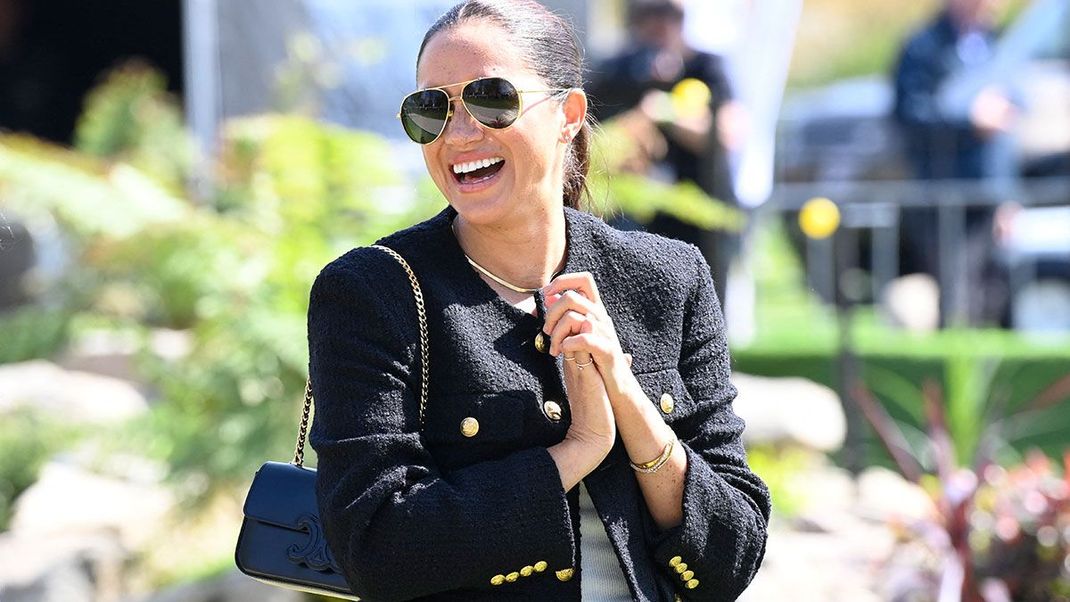 Bouclé-Jacket: Ein Modeklassiker wird neu interpretiert! Wir verraten euch, wie Megan Markle und Co. den Bouclé-Stoff super stylisch kombinieren.