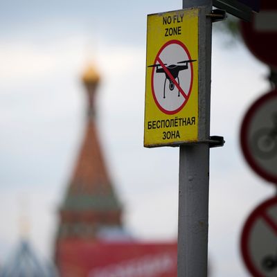 Ein Flugverbotsschild für Drohnen hängt auf dem leeren Roten Platz in Moskau.