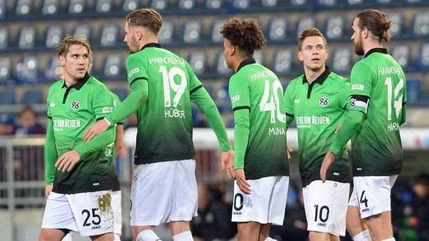 
                <strong>11. Hannover 96</strong><br>
                Das Ziel ist ganz klar der Klassenerhalt. Und der Grundstein dafür soll in den ersten sechs Spielen gegen Mainz, Schalke, Wolfsburg, Hamburg, Freiburg und Köln gelegt werden. "Wir wollen noch eine Schippe drauflegen!", kündigte Trainer Andre Breitenreiter an. "Wir haben uns gut vorbereitet und sind gewappnet", sagte Torjäger Martin Harnik: "Wir sind gut drauf - und wollen den Klassenerhalt." In den Tests gelangen zwei Siege in drei Spielen, dazu wurde die Abwehr mit Innenverteidiger Josip Elez.
              