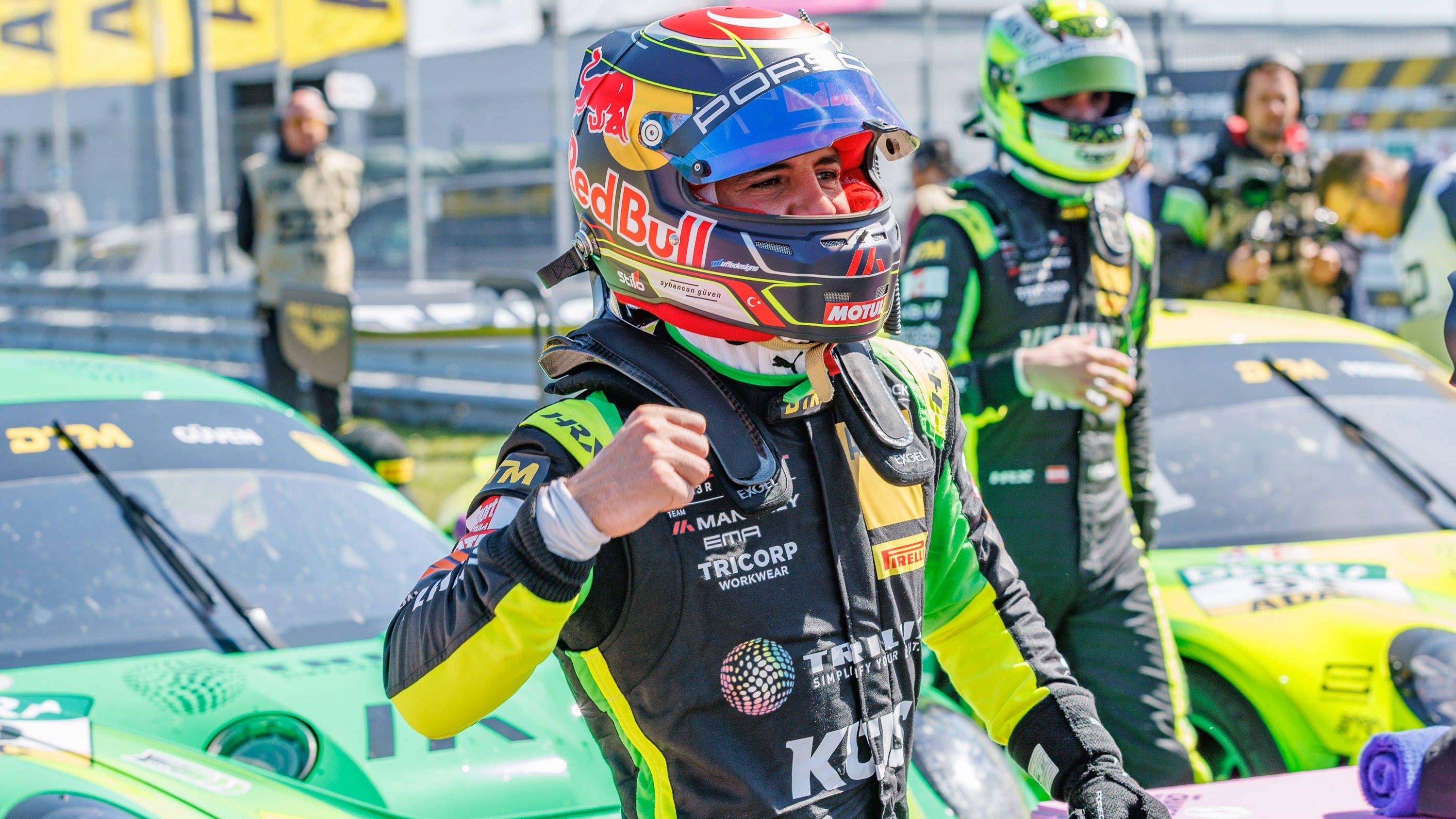 <strong>Platz 2: Ayhancan Güven (Manthey EMA - Porsche)</strong><br>Unfassbar. 51 Punkte. Die beste Punkteausbeute der Saison. Güven gewinnt einfach BEIDE Rennen und war im Qualifying stark. Wahnsinn. Er war schon fast raus im Fight um den Titel und ist jetzt ganz vorne mit dabei. 145 Punkte. Gleichauf mit Pepper, nur noch sechs hinter Auer. Das wäre ein Comeback seinesgleichen. Mit dem Momentum kann jetzt viel gehen! Er hat damit sogar Preining überflügelt.