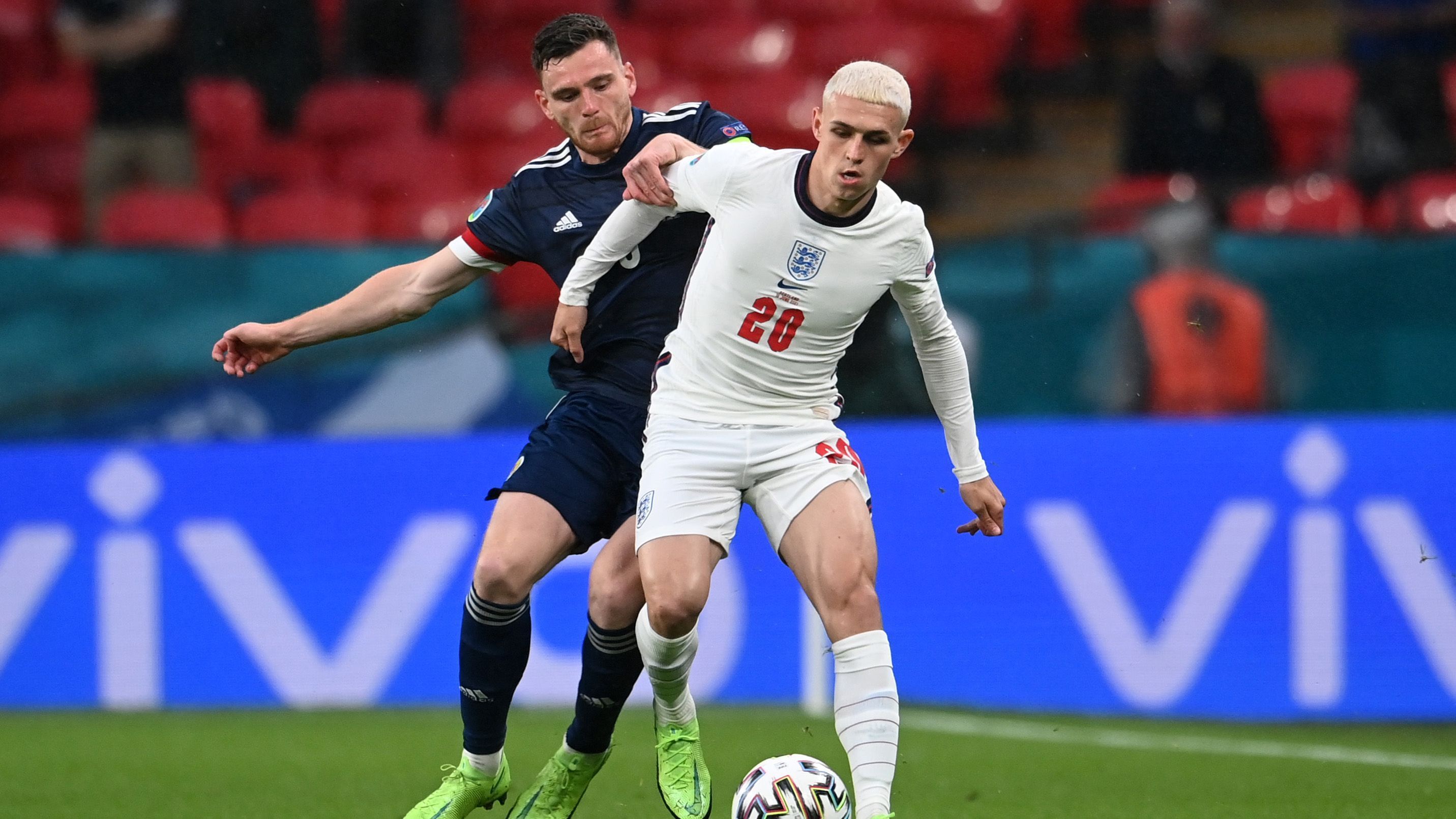 
                <strong>Phil Foden</strong><br>
                Präsentiert sich agil und mutig, bleibt dabei aber glücklos. Ähnlich wie bei seinen anderen Offensivkollegen fehlt es an der nötigen Präzision, oftmals wirkt er in seinen Antritten zu hektisch und versucht die Torchance auf Teufel komm raus zu erzwingen. In der 63. Minute ist sein Auftritt beendet. ran-Note: 5
              