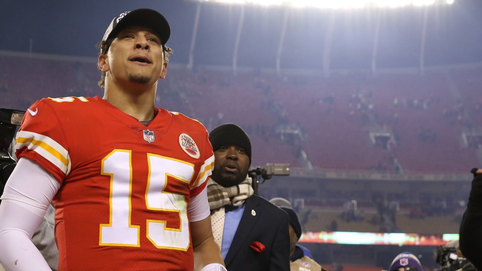 
                <strong>Beste Saison</strong><br>
                Seine persönlich beste Saison lieferte Patrick Mahomes bereits in seinem ersten Jahr als Starter ab. In der Spielzeit 2018 warf Mahomes für 5.097 Yards und 50 Touchdowns (in damals noch 16 Spielen), sein Passer Rating von 113,7 war astronomisch. Zwar scheiterte er im AFC Championship Game an den New England Patriots und Tom Brady, jedoch wurde er beinahe folgerichtig zum MVP gewählt. Analog zu Mahomes war auch Joe Burrows erste volle Saison als Starter seine beste. 2021 gelangen ihm 4.611 Passing Yards und 34 Passing Touchdowns, sein Rating von 108,1 war hervorragend, kommt aber nicht an die Mahomes-Zahlen heran.
              