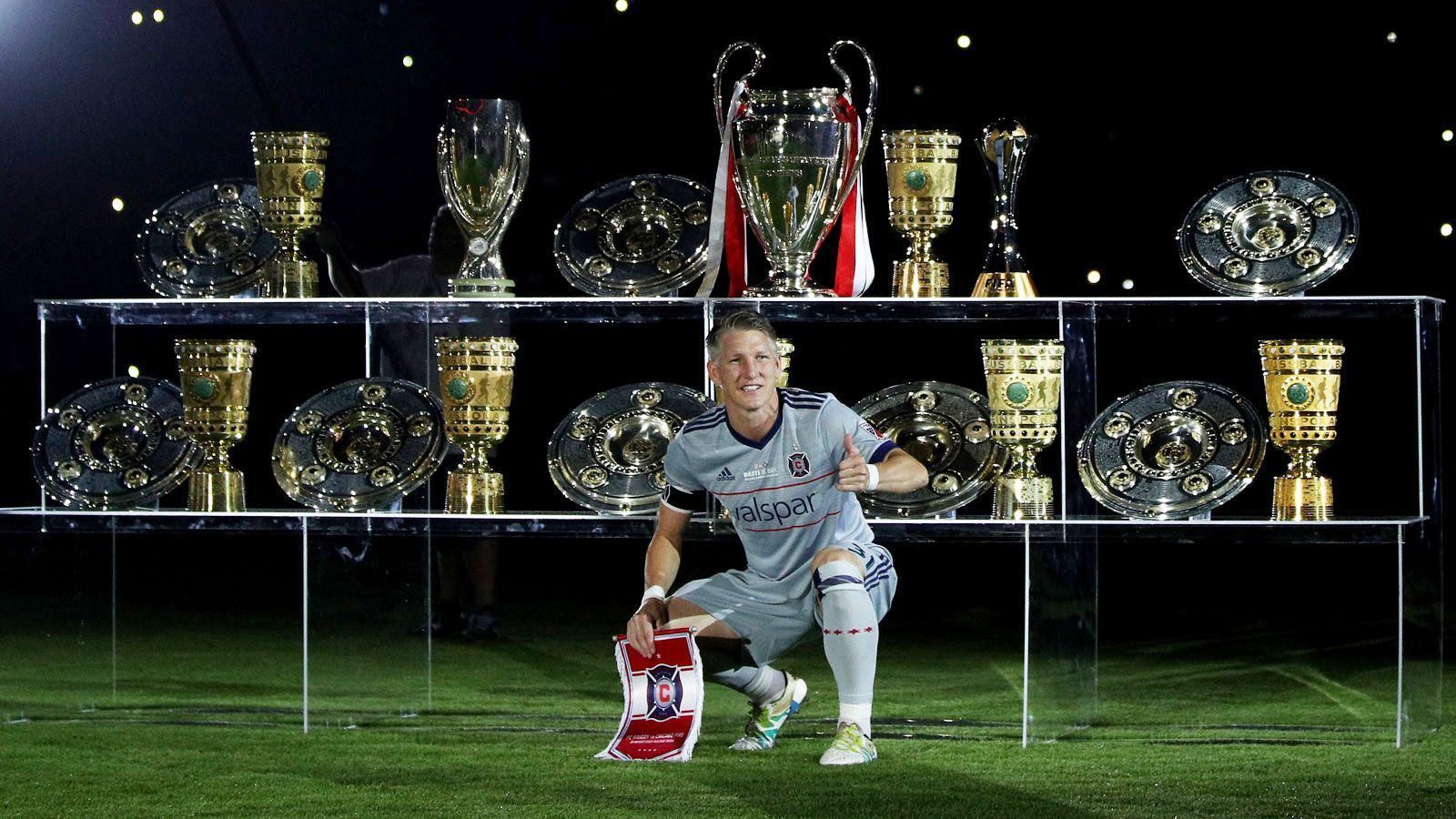 
                <strong>Schweinsteigers Abschied</strong><br>
                Aus der Jugend des FC Bayern kommend wurde Bastian Schweinsteiger zum Superstar. 18 bedeutende Titel gewann er mit den Münchnern, darunter acht Deutsche Meisterschaften, sieben DFB-Pokale, die Champions League sowie die Fifa-Klub-WM und den Uefa Super Cup. Drei Jahre nach seinem sportlichen Abschied aus München schlüpfte Schweini im Abschiedsspiel gegen sein aktuellen Klub, Chicago Fire, ein letztes Mal ins Trikot seines Herzensvereins. ran.de zeigt die besten Bilder.
              