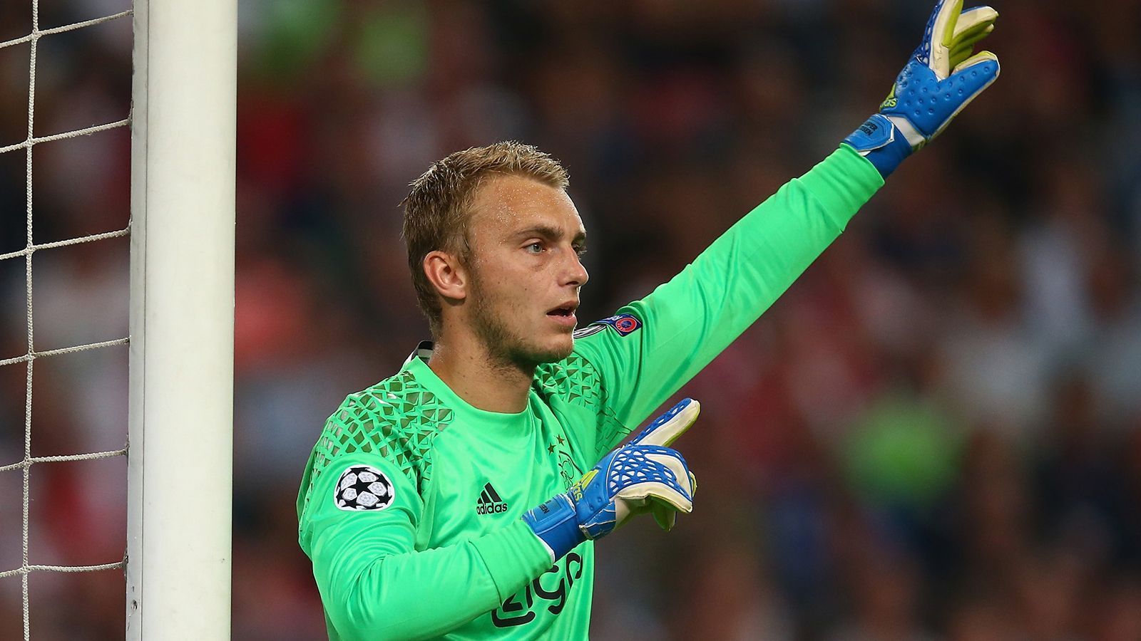 
                <strong>Tor - Jasper Cillessen</strong><br>
                Torhüter Jasper Cillessen wechselt im Sommer 2011 mit 22 Jahren von NEC Nijmegen zu Ajax Amsterdam. Er spielte fünf Jahre für den Hauptstadt-Klub der Niederlande, absolvierte 143 Pflichtspiele und wurde in Amsterdam zum Nationalspieler. Seit Juli 2016 ist der 29-Jährige die Nummer 2 beim FC Barcelona hinter Marc-Andre ter Stegen. Ajax kassierte für den Verkauf des Keepers angeblich 13 Millionen Euro Ablöse.
              